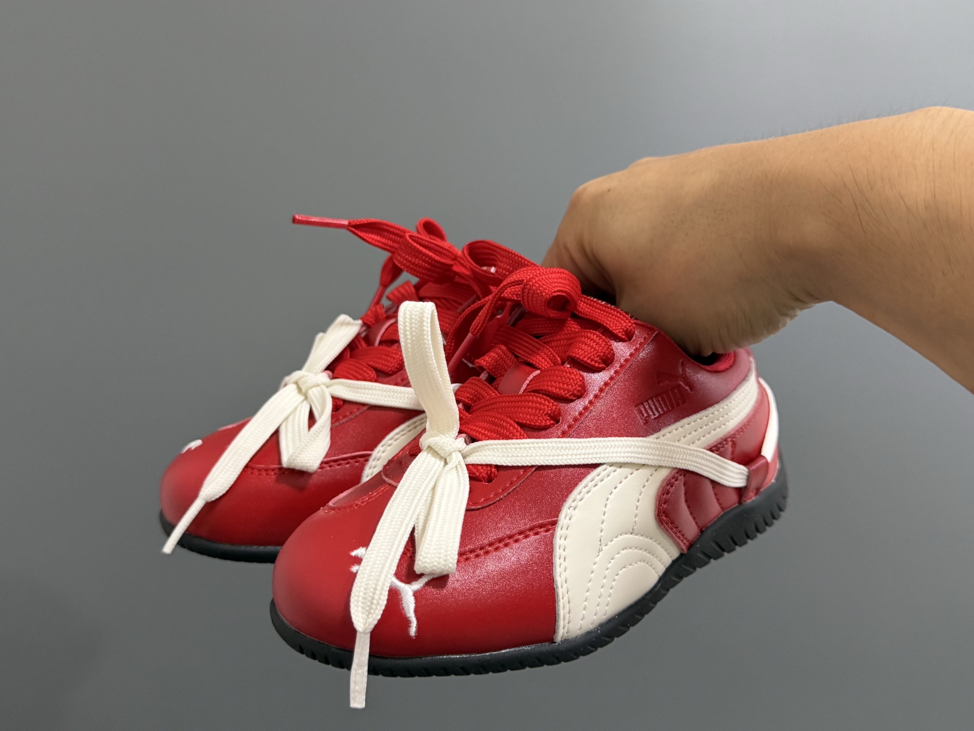 图片[2]-彪马新款绑带联名皮面儿童魔术贴休闲鞋 尺码：26-37码 经典PUMA系列🔥 绑带设计，时髦又洋气✨ 魔术贴设计，穿脱方便✌🏻 耐磨防滑大底，脚感超赞👍🏻 优质皮料，质感满满💯-选品中心