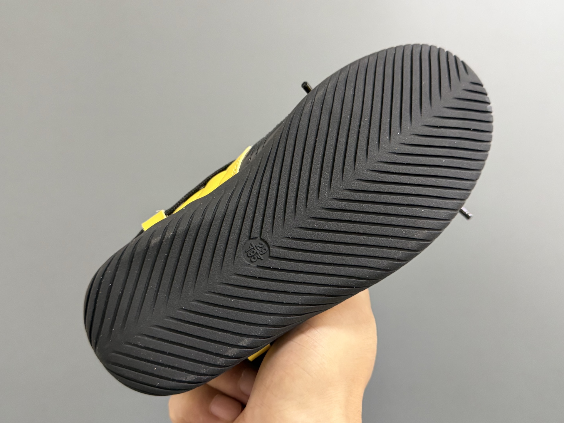 图片[5]-彪马新款绑带联名皮面儿童魔术贴休闲鞋 尺码：26-37码 经典PUMA系列🔥 绑带设计，时髦又洋气✨ 魔术贴设计，穿脱方便✌🏻 耐磨防滑大底，脚感超赞👍🏻 优质皮料，质感满满💯-选品中心