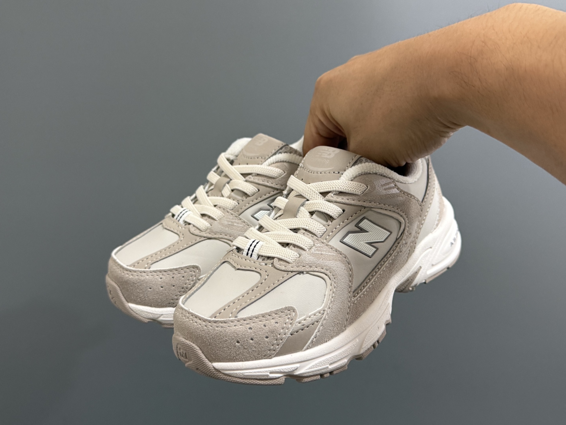 牛B新款530皮面儿童松紧带老爹鞋 尺码：26-37码 经典NB530皮面老爹🆕 松紧带设计，穿脱超方便✌️ 优质皮革面料拼接，质感满满💯 原装橡胶耐磨防滑大底，脚感超赞👍-选品中心