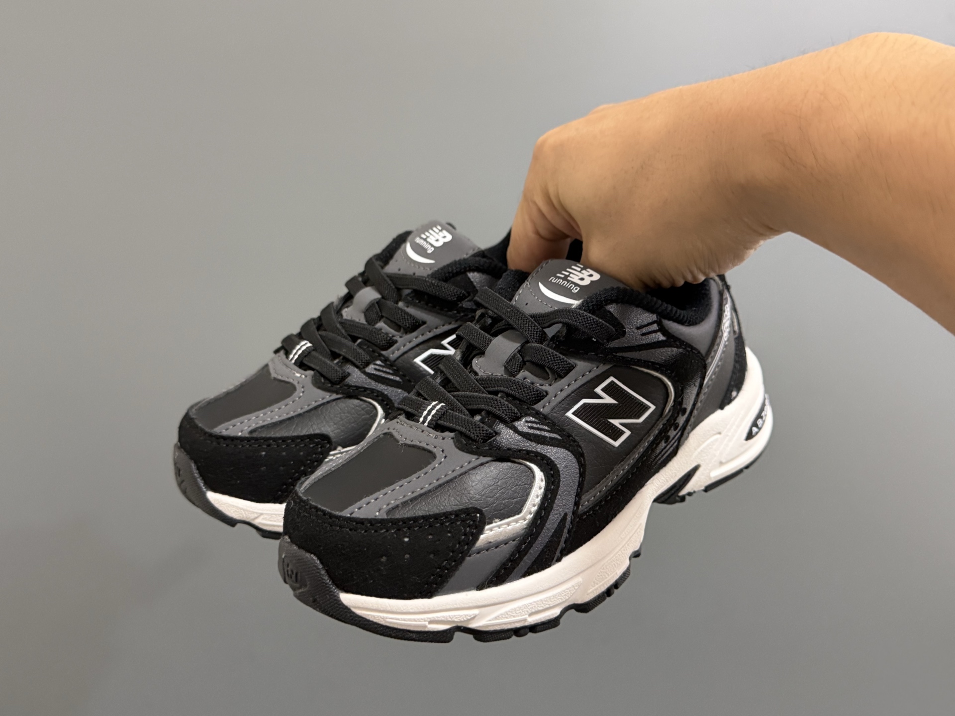 图片[2]-牛B新款530皮面儿童松紧带老爹鞋 尺码：26-37码 经典NB530皮面老爹🆕 松紧带设计，穿脱超方便✌️ 优质皮革面料拼接，质感满满💯 原装橡胶耐磨防滑大底，脚感超赞👍-选品中心