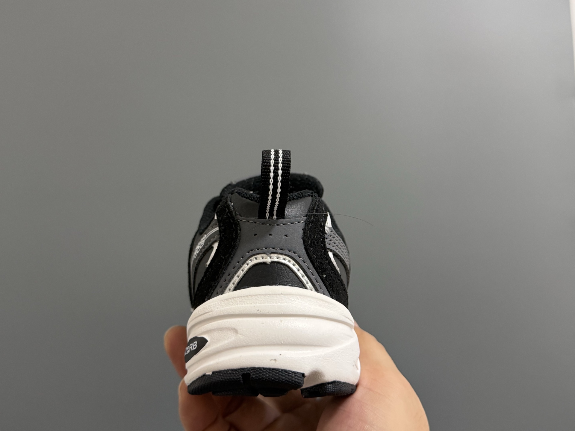 图片[7]-牛B新款530皮面儿童松紧带老爹鞋 尺码：26-37码 经典NB530皮面老爹🆕 松紧带设计，穿脱超方便✌️ 优质皮革面料拼接，质感满满💯 原装橡胶耐磨防滑大底，脚感超赞👍-选品中心