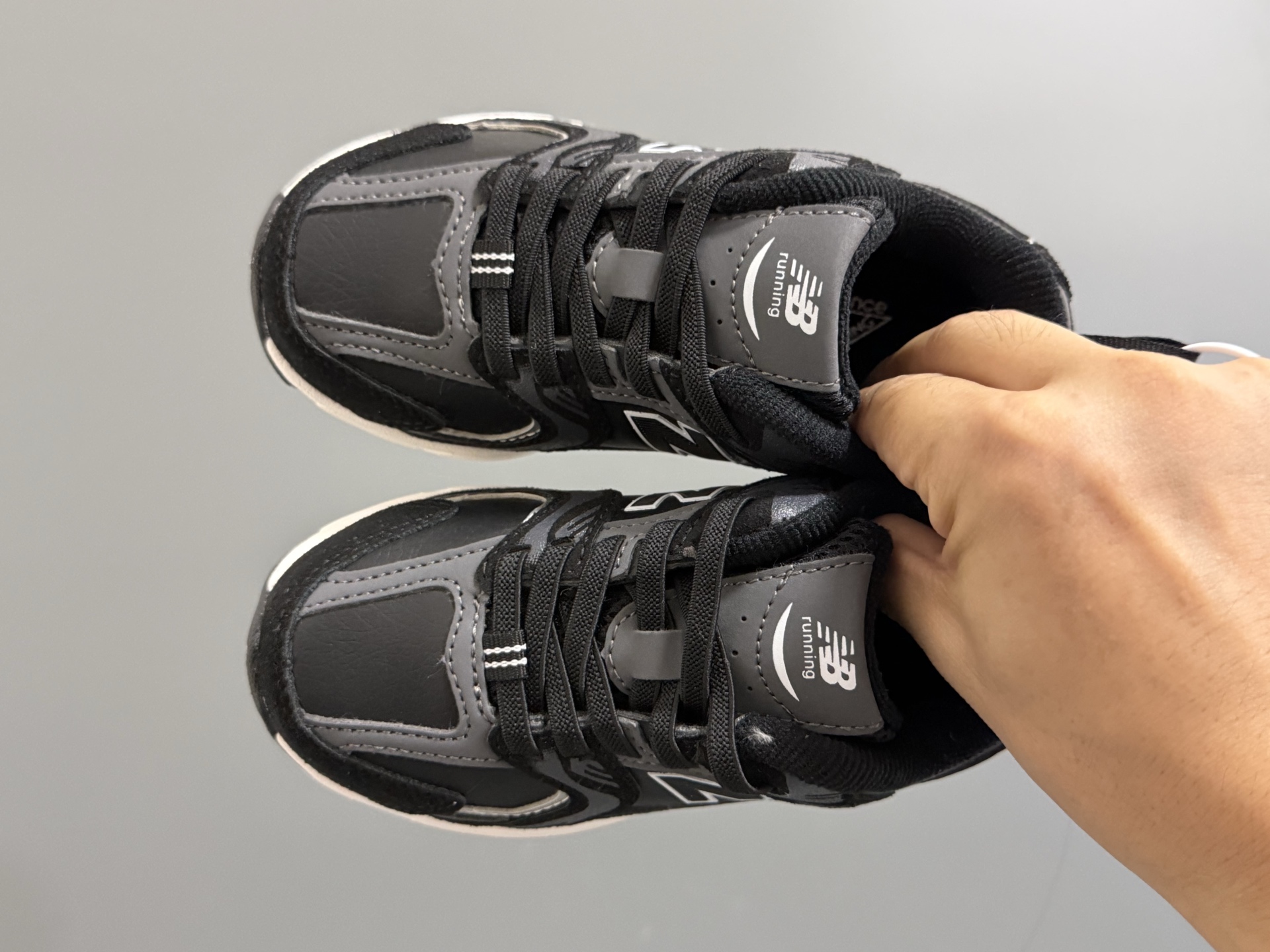 牛B新款530皮面儿童松紧带老爹鞋 尺码：26-37码 经典NB530皮面老爹🆕 松紧带设计，穿脱超方便✌️ 优质皮革面料拼接，质感满满💯 原装橡胶耐磨防滑大底，脚感超赞👍-选品中心