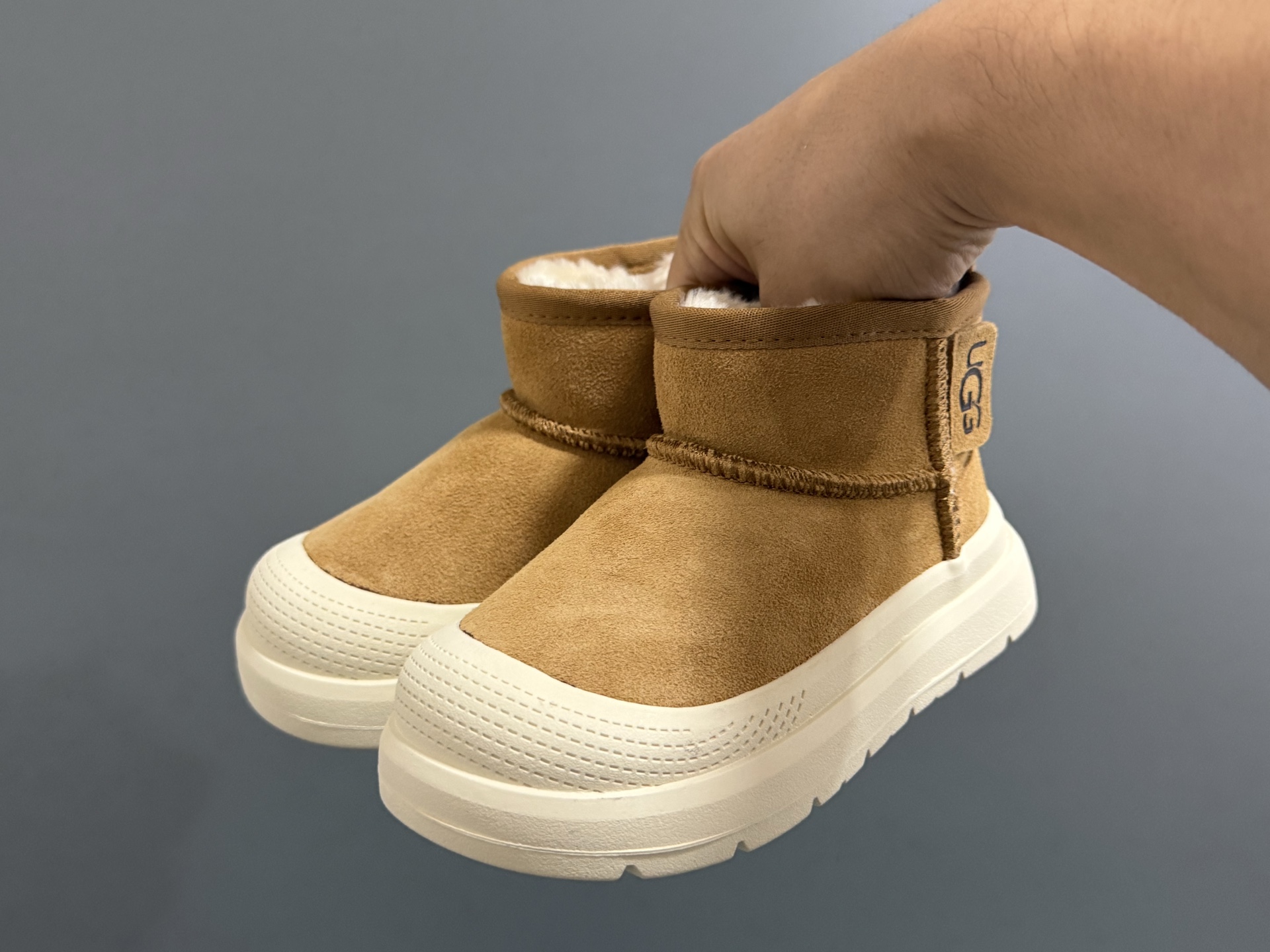 图片[2]-UGG塔斯曼中帮儿童雪地靴25-35码 超酷的UGG拼色系列🔥一脚蹬款式设计，穿脱方便✌🏻加绒加厚内里，保暖又舒适❄️-选品中心