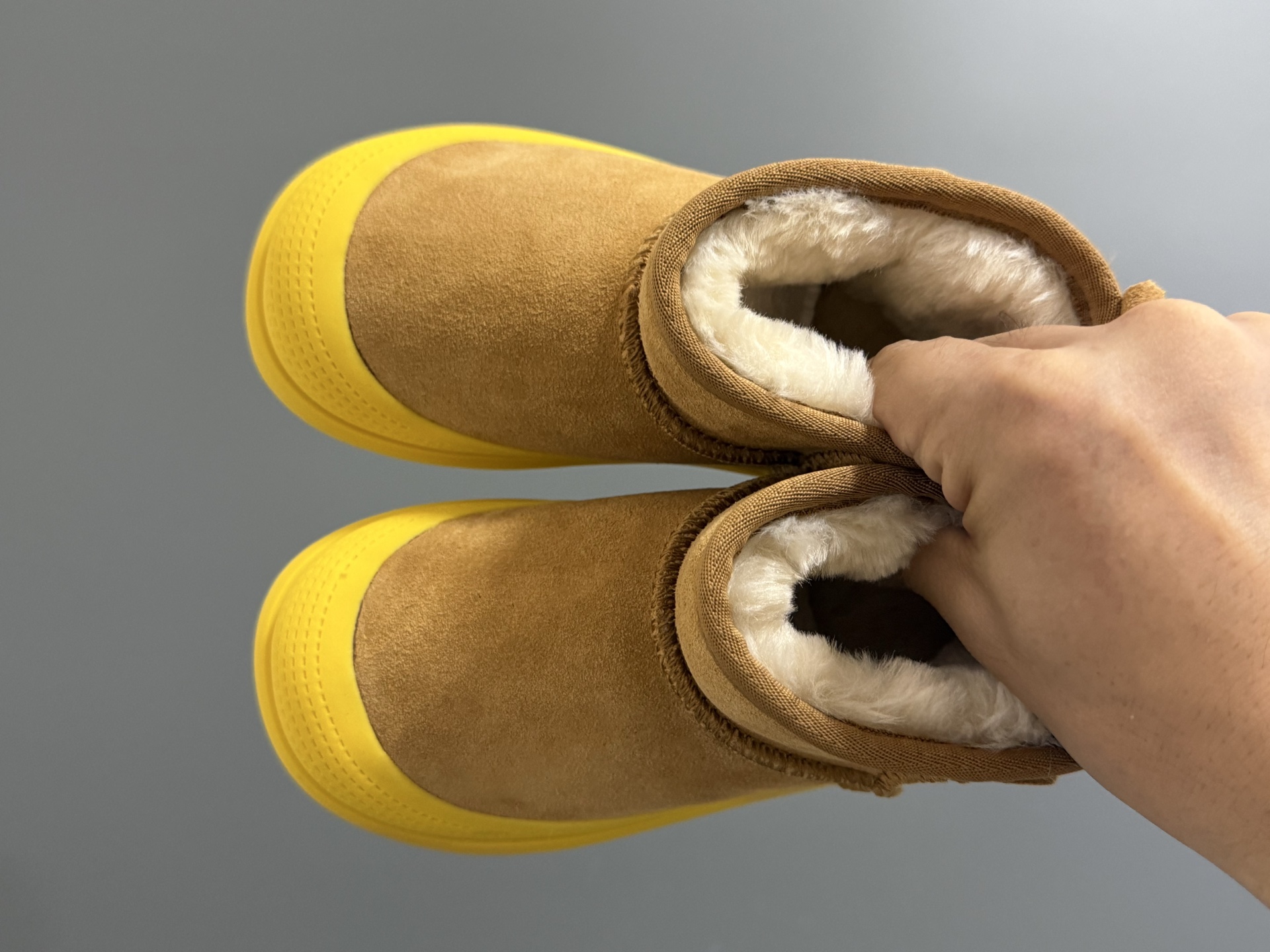 UGG塔斯曼中帮儿童雪地靴25-35码 超酷的UGG拼色系列🔥一脚蹬款式设计，穿脱方便✌🏻加绒加厚内里，保暖又舒适❄️\