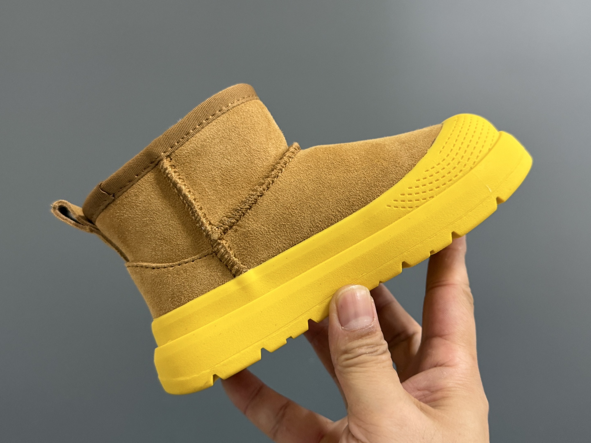 图片[6]-UGG塔斯曼中帮儿童雪地靴25-35码 超酷的UGG拼色系列🔥一脚蹬款式设计，穿脱方便✌🏻加绒加厚内里，保暖又舒适❄️\”},\”album\”：{\”autoIncreasePriceConfig\”：{\”isHaveConfig\”：false},\”avatarFrame\”：\”-选品中心