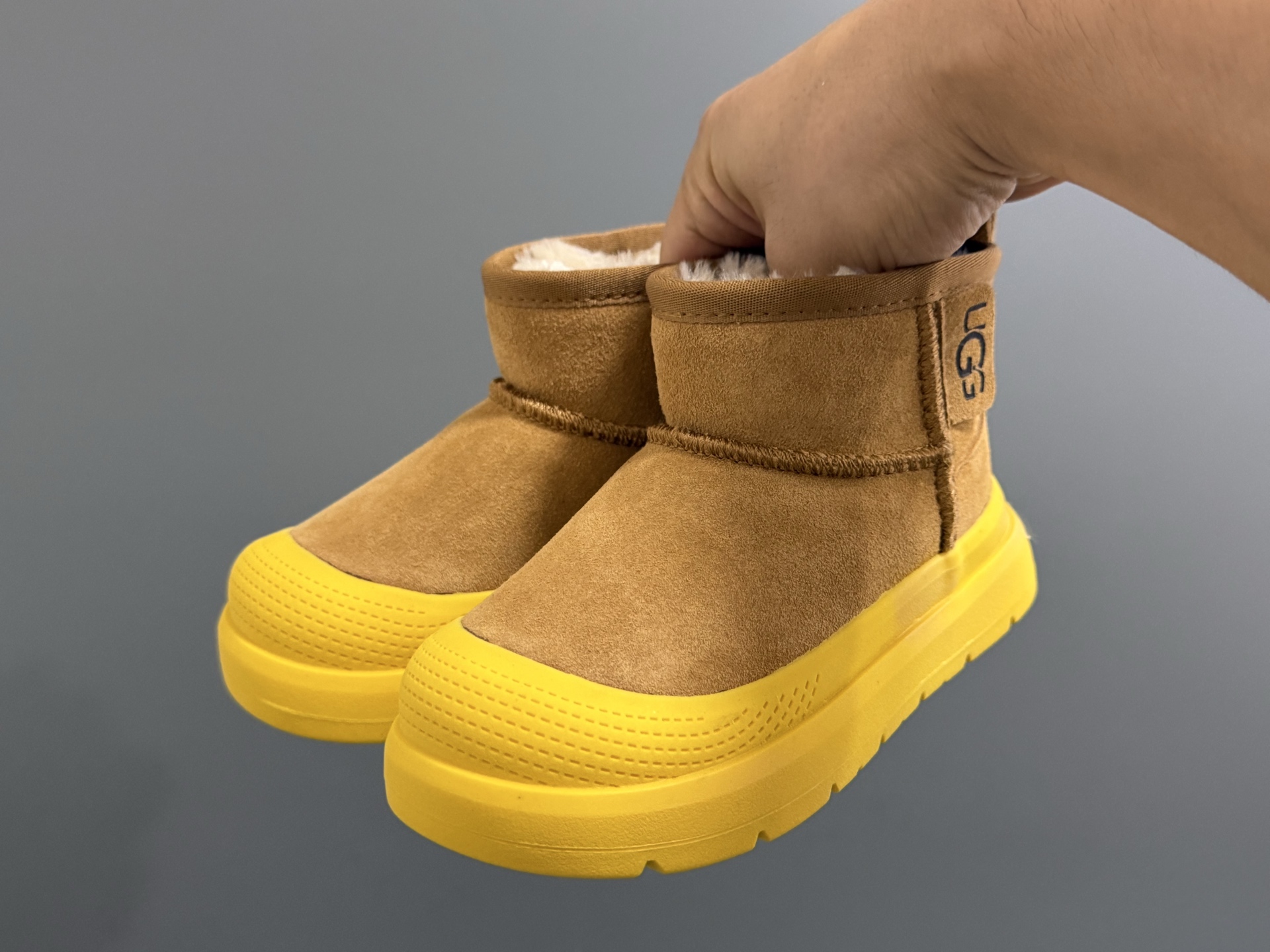 图片[2]-UGG塔斯曼中帮儿童雪地靴25-35码 超酷的UGG拼色系列🔥一脚蹬款式设计，穿脱方便✌🏻加绒加厚内里，保暖又舒适❄️\”},\”album\”：{\”autoIncreasePriceConfig\”：{\”isHaveConfig\”：false},\”avatarFrame\”：\”-选品中心