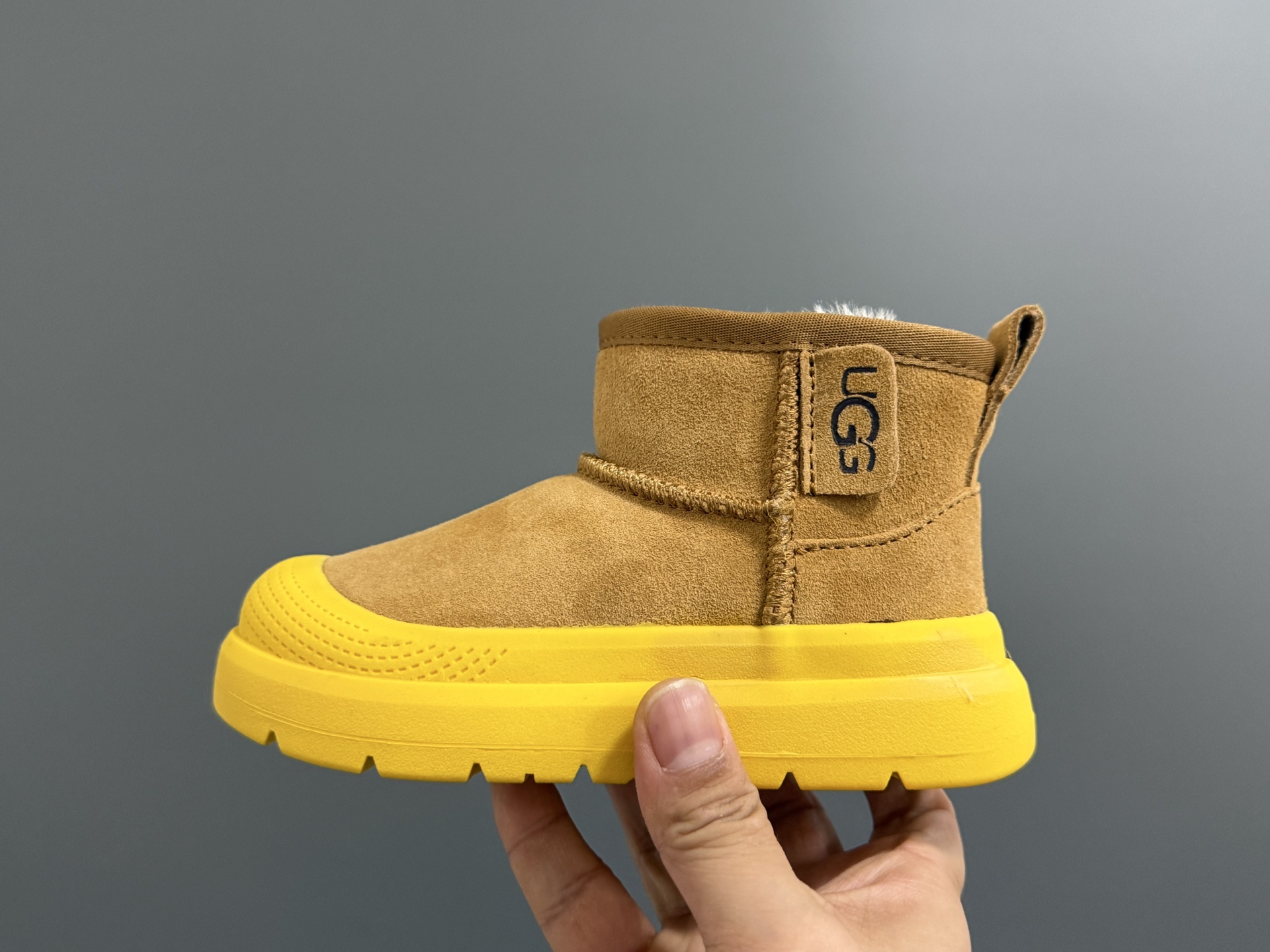 图片[4]-UGG塔斯曼中帮儿童雪地靴25-35码 超酷的UGG拼色系列🔥一脚蹬款式设计，穿脱方便✌🏻加绒加厚内里，保暖又舒适❄️\”},\”album\”：{\”autoIncreasePriceConfig\”：{\”isHaveConfig\”：false},\”avatarFrame\”：\”-选品中心