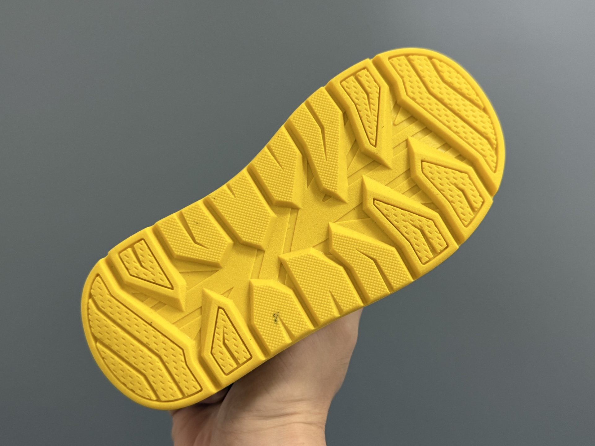 图片[5]-UGG塔斯曼中帮儿童雪地靴25-35码 超酷的UGG拼色系列🔥一脚蹬款式设计，穿脱方便✌🏻加绒加厚内里，保暖又舒适❄️\”},\”album\”：{\”autoIncreasePriceConfig\”：{\”isHaveConfig\”：false},\”avatarFrame\”：\”-选品中心