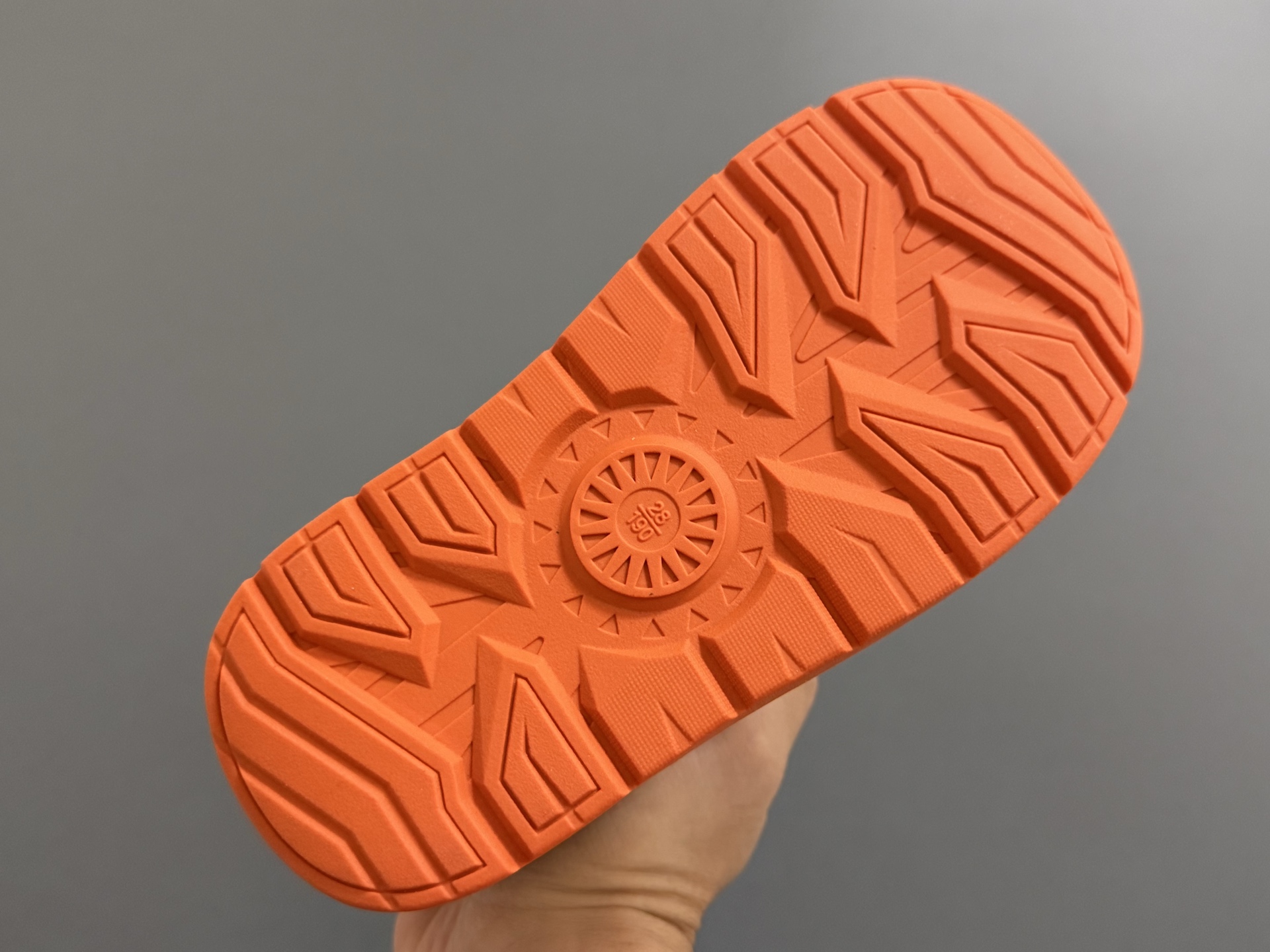 图片[5]-UGG 王一博同款拉链儿童高帮雪地靴26-37码 经典UGG拉链款式🔥加绒加厚保暖又舒适❄️橡胶耐磨防滑大底，脚感超赞👍🏻-选品中心