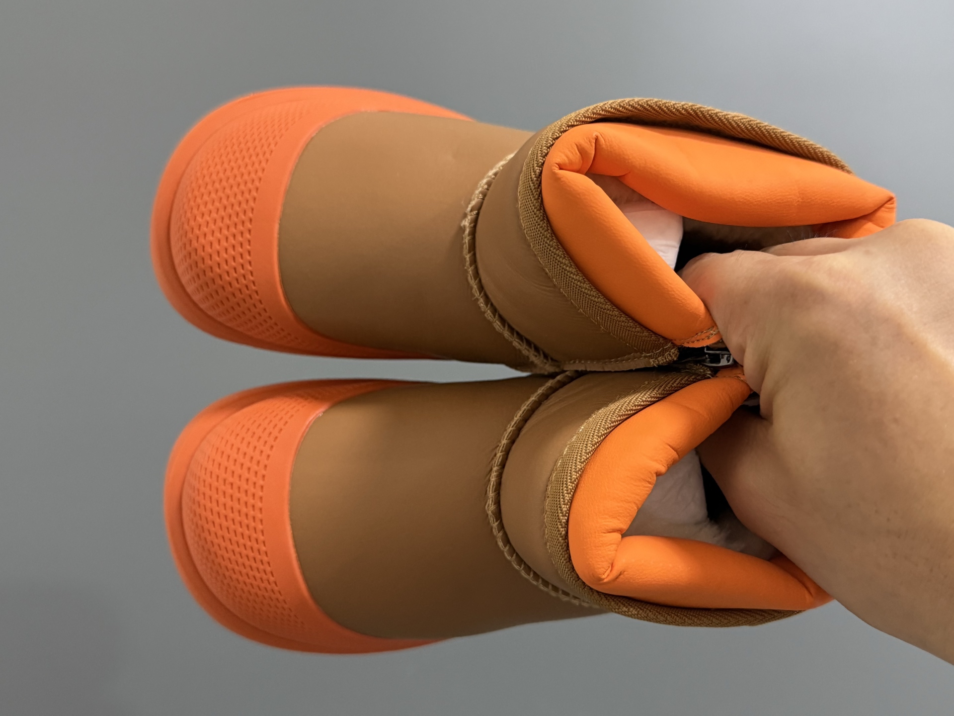 UGG 王一博同款拉链儿童高帮雪地靴26-37码 经典UGG拉链款式🔥加绒加厚保暖又舒适❄️橡胶耐磨防滑大底，脚感超赞👍🏻-选品中心