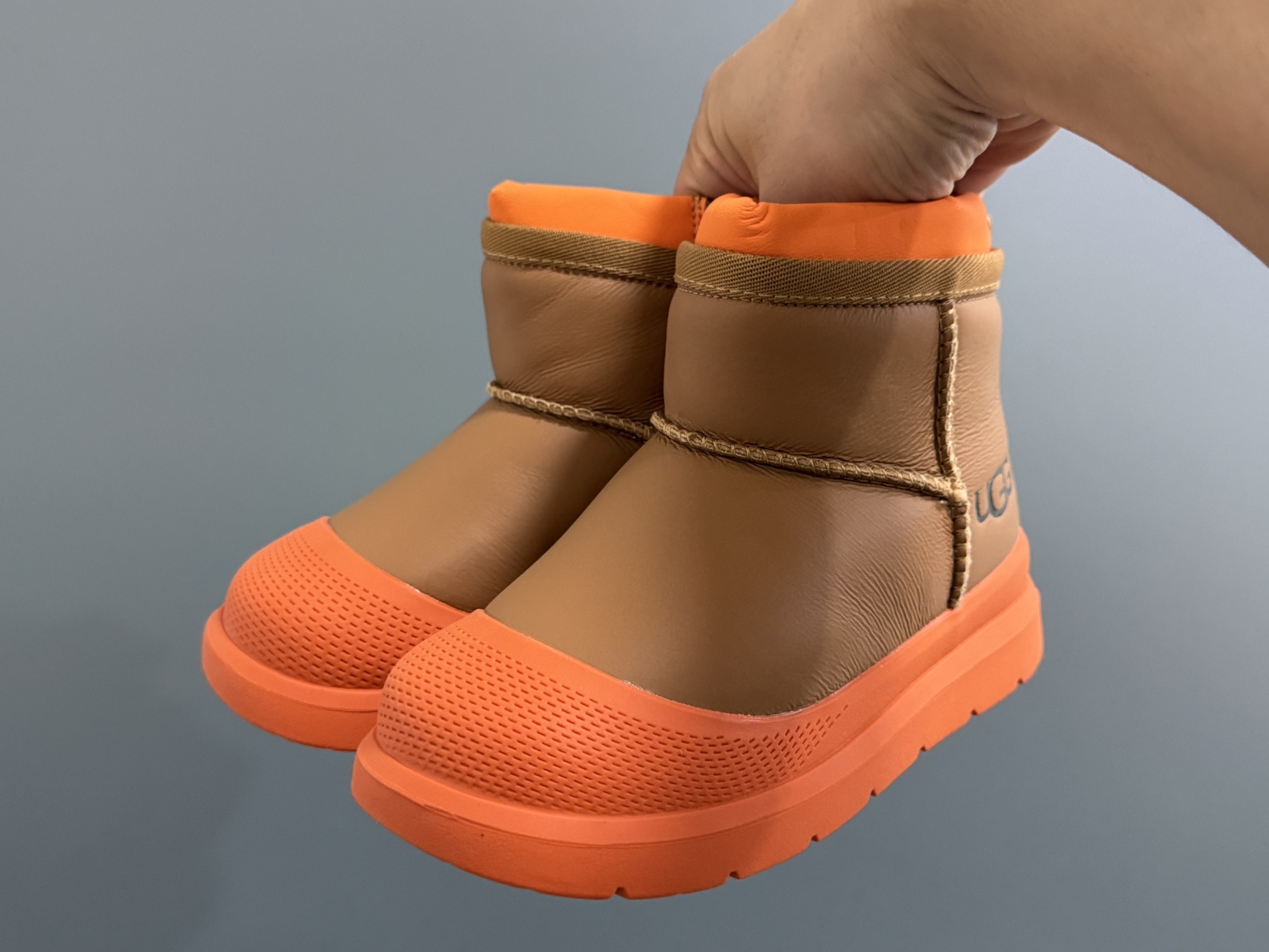 图片[2]-UGG 王一博同款拉链儿童高帮雪地靴26-37码 经典UGG拉链款式🔥加绒加厚保暖又舒适❄️橡胶耐磨防滑大底，脚感超赞👍🏻-选品中心