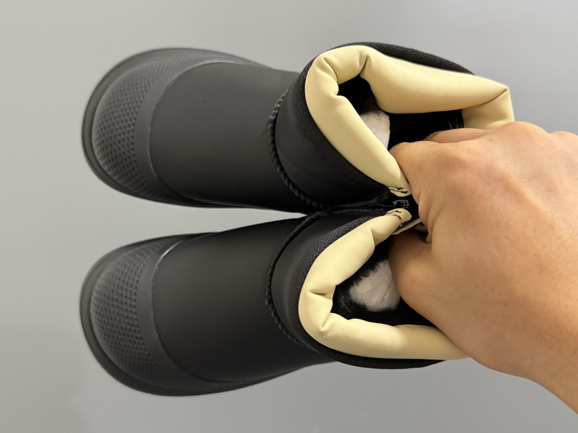 UGG 王一博同款拉链儿童高帮雪地靴26-37码 经典UGG拉链款式🔥加绒加厚保暖又舒适❄️橡胶耐磨防滑大底，脚感超赞👍🏻-选品中心