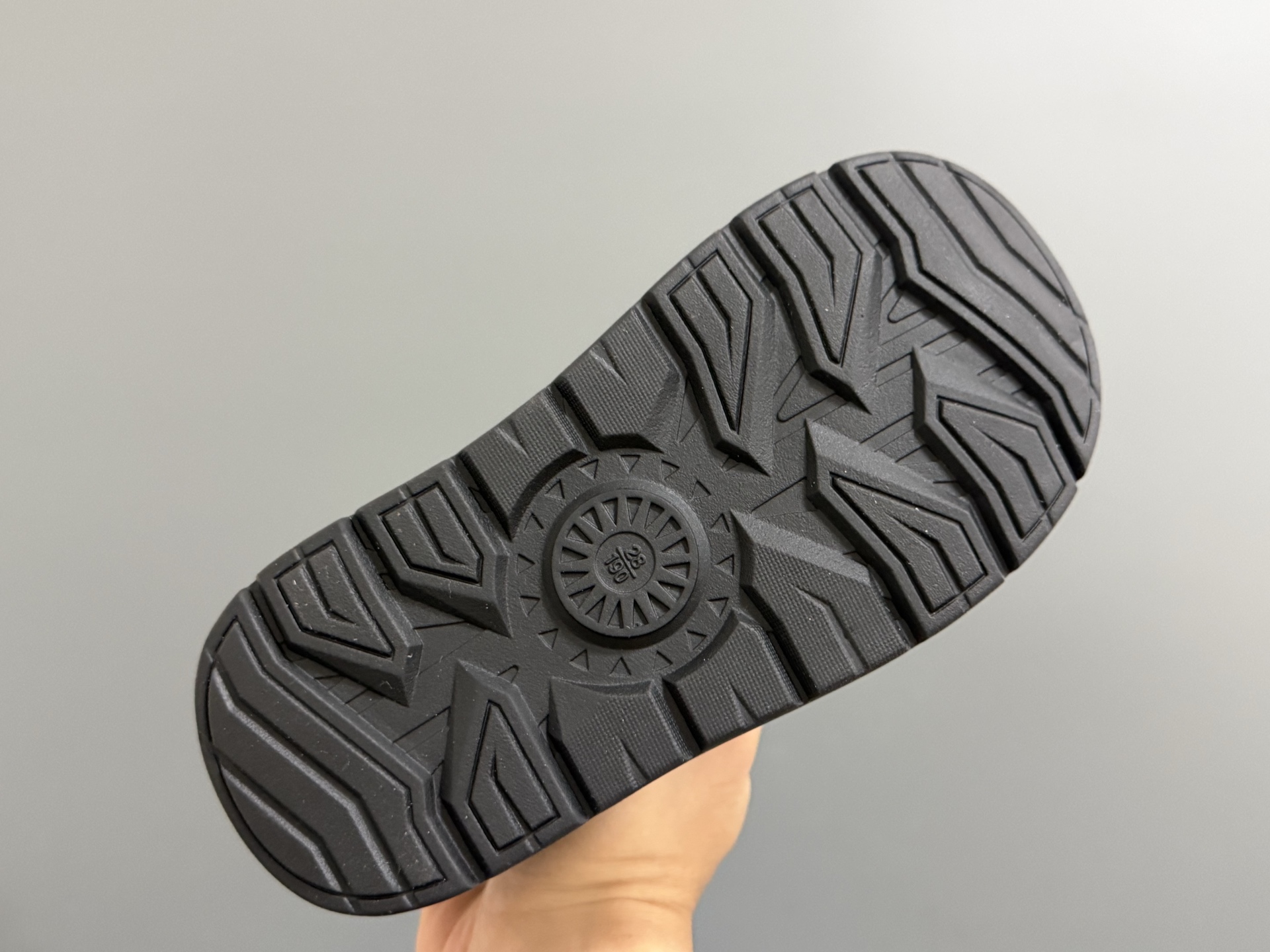 图片[5]-UGG 王一博同款拉链儿童高帮雪地靴26-37码 经典UGG拉链款式🔥加绒加厚保暖又舒适❄️橡胶耐磨防滑大底，脚感超赞👍🏻-选品中心