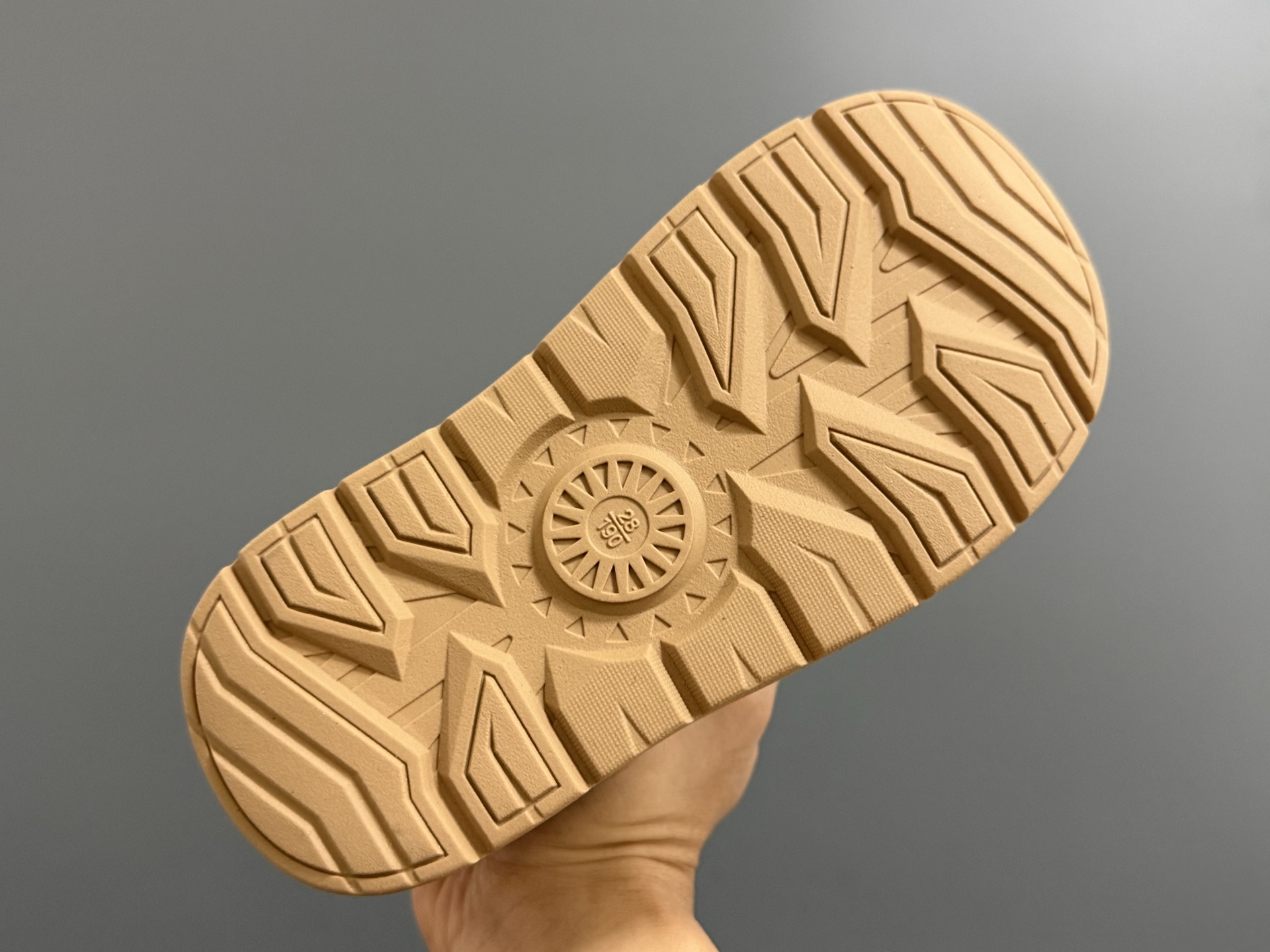 图片[5]-UGG 王一博同款拉链儿童高帮雪地靴26-37码 经典UGG拉链款式🔥加绒加厚保暖又舒适❄️橡胶耐磨防滑大底，脚感超赞👍🏻-选品中心