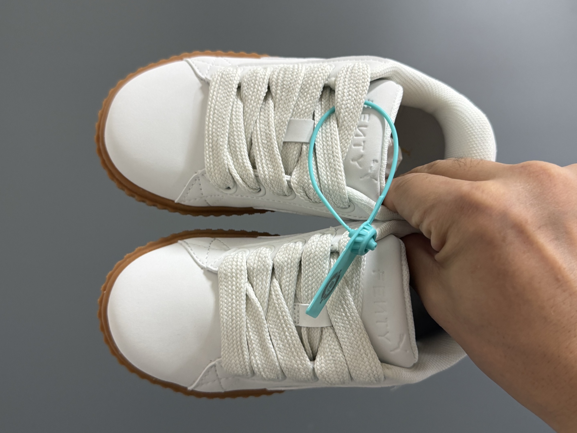 彪M新款儿童饼干松糕鞋休闲鞋 尺码：22-35码 优质反毛皮面料🆕 饼干🍪大底，耐磨防滑👍🏻 附赠一对鞋带扣，穿脱方便✌🏻-选品中心