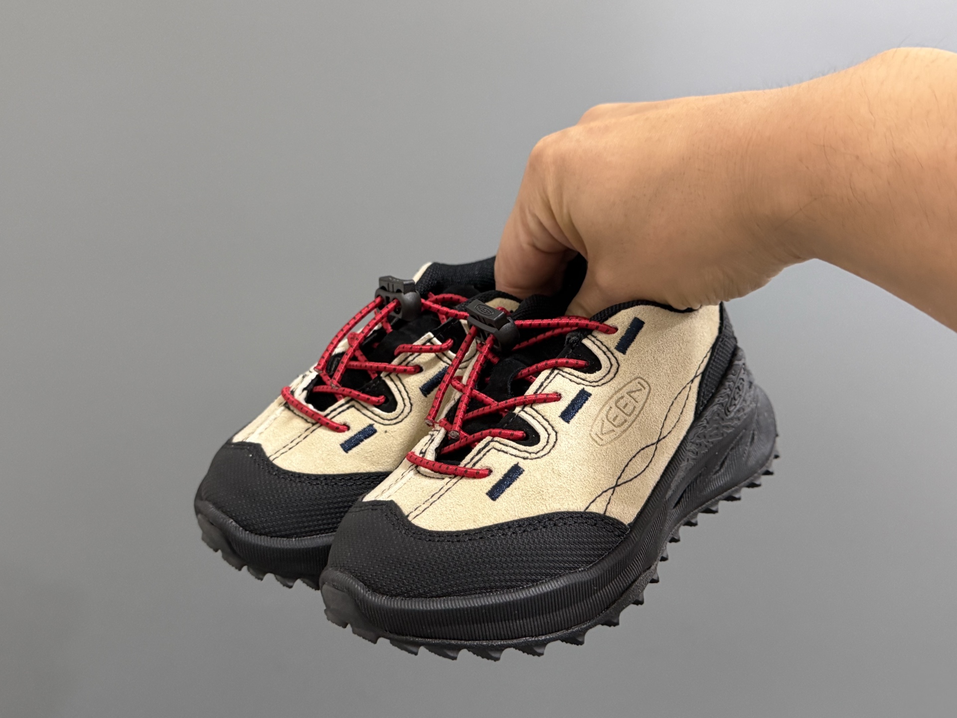 图片[2]-KEE*潮牌新款2515儿童松紧扣儿童户外运动鞋 尺码：24-37码 同步新款🆕 优质皮料拼接☁️ 松紧扣设计✌🏻 橡胶耐磨防滑大底，脚感超赞👍🏻-选品中心