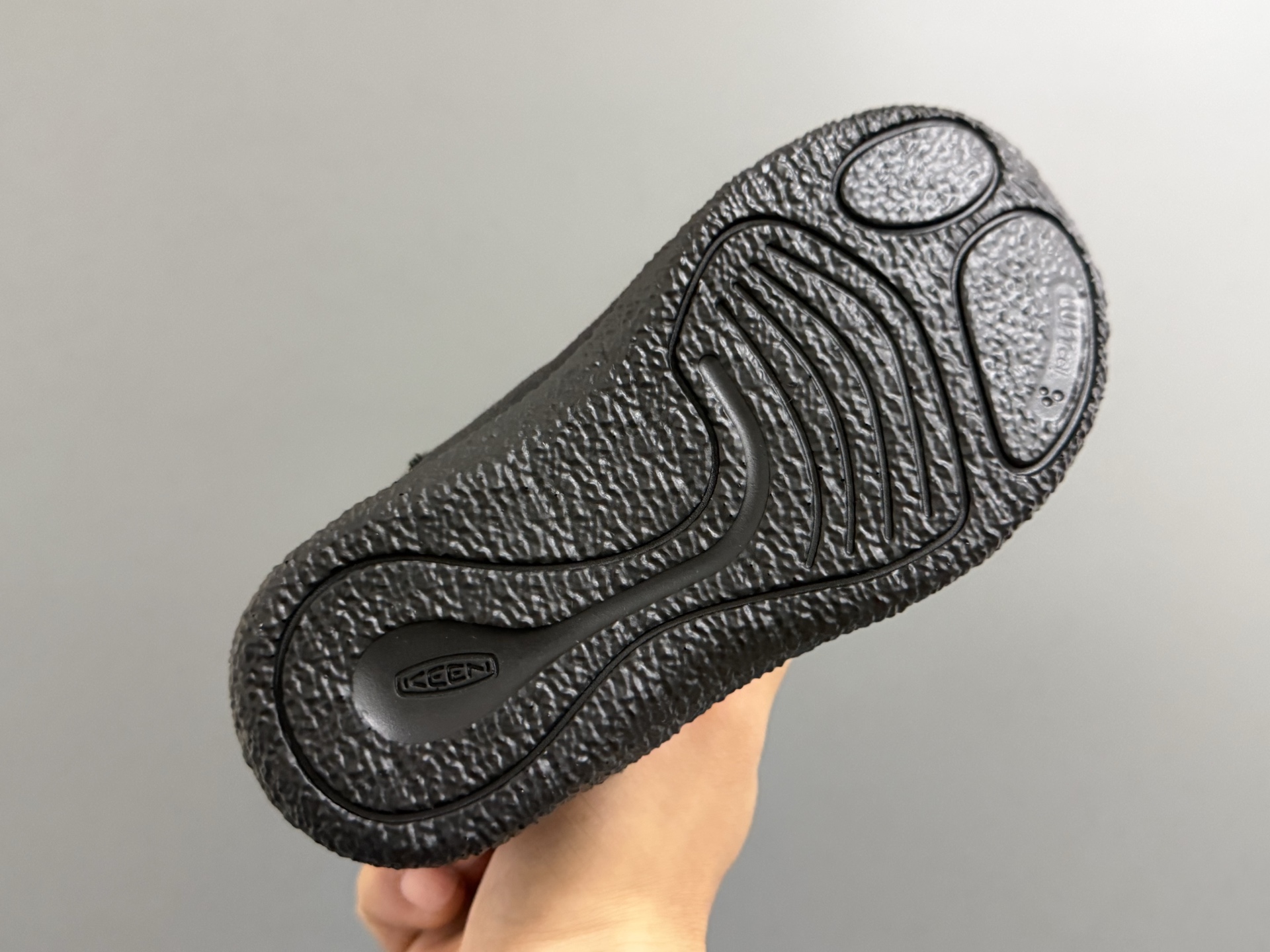 图片[5]-KEEN新款高帮飞翼魔术贴儿童棉鞋 尺码：24-37码 户外潮牌大佬—KEEN🔥 中帮款式设计，保暖又防风☁️ 内里加绒，保暖效果超赞👍🏻 橡胶耐磨防滑大底，脚感超赞✔️-选品中心