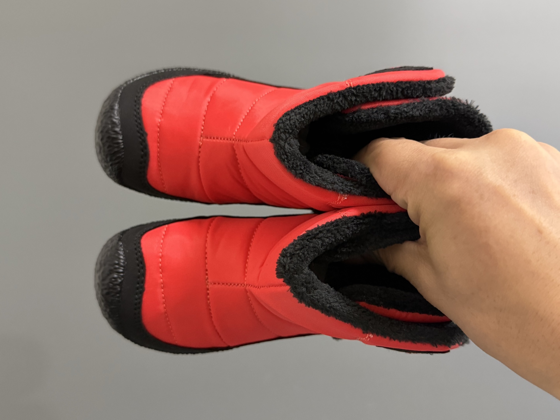 KEEN新款高帮飞翼魔术贴儿童棉鞋 尺码：24-37码 户外潮牌大佬—KEEN🔥 中帮款式设计，保暖又防风☁️ 内里加绒，保暖效果超赞👍🏻 橡胶耐磨防滑大底，脚感超赞✔️-选品中心