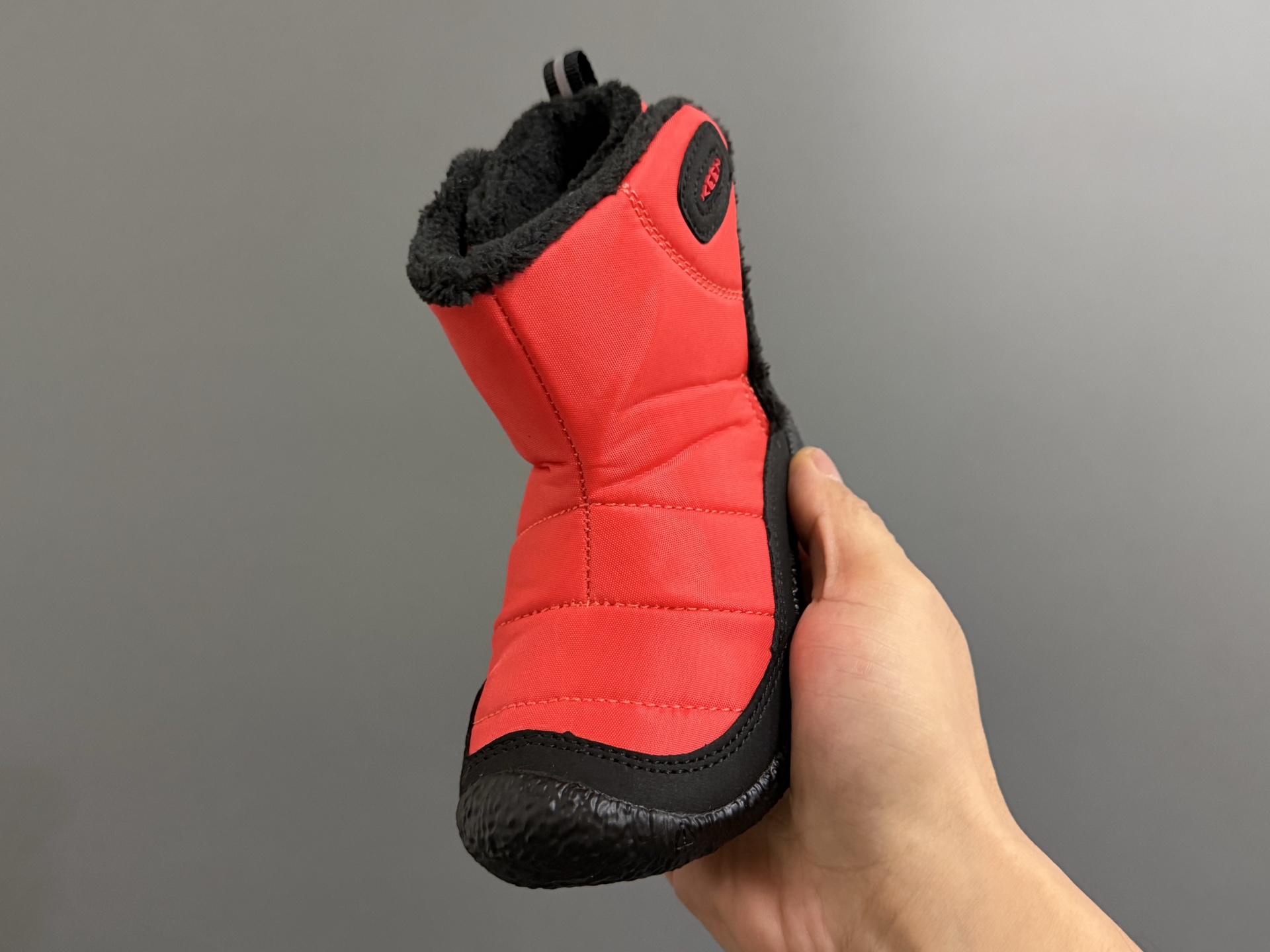 图片[3]-KEEN新款高帮飞翼魔术贴儿童棉鞋 尺码：24-37码 户外潮牌大佬—KEEN🔥 中帮款式设计，保暖又防风☁️ 内里加绒，保暖效果超赞👍🏻 橡胶耐磨防滑大底，脚感超赞✔️-选品中心