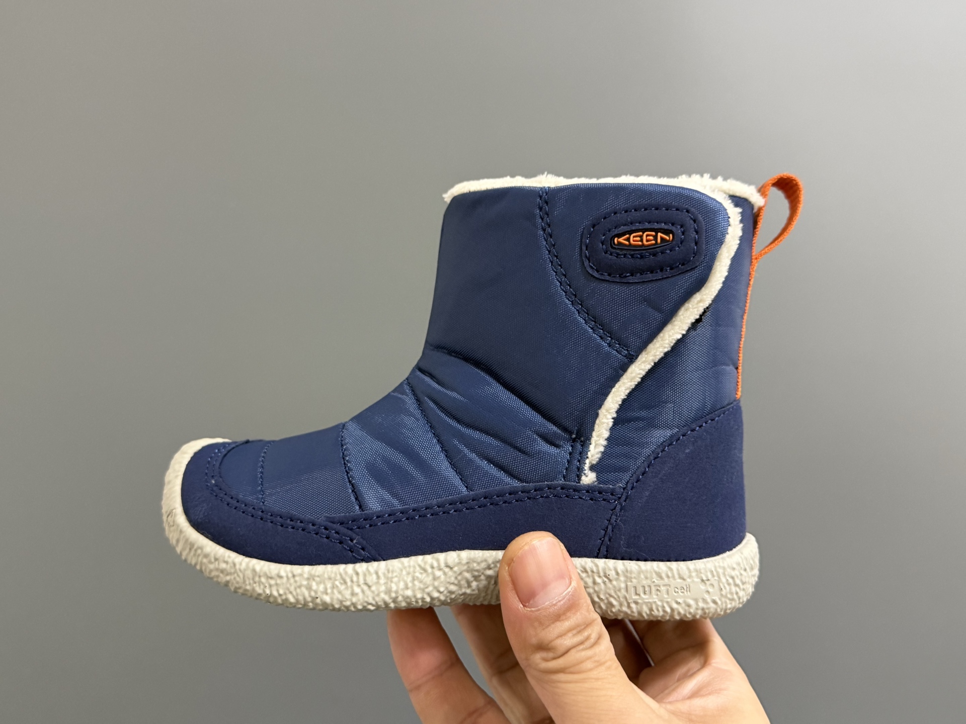 图片[4]-KEEN新款高帮飞翼魔术贴儿童棉鞋 尺码：24-37码 户外潮牌大佬—KEEN🔥 中帮款式设计，保暖又防风☁️ 内里加绒，保暖效果超赞👍🏻 橡胶耐磨防滑大底，脚感超赞✔️-选品中心