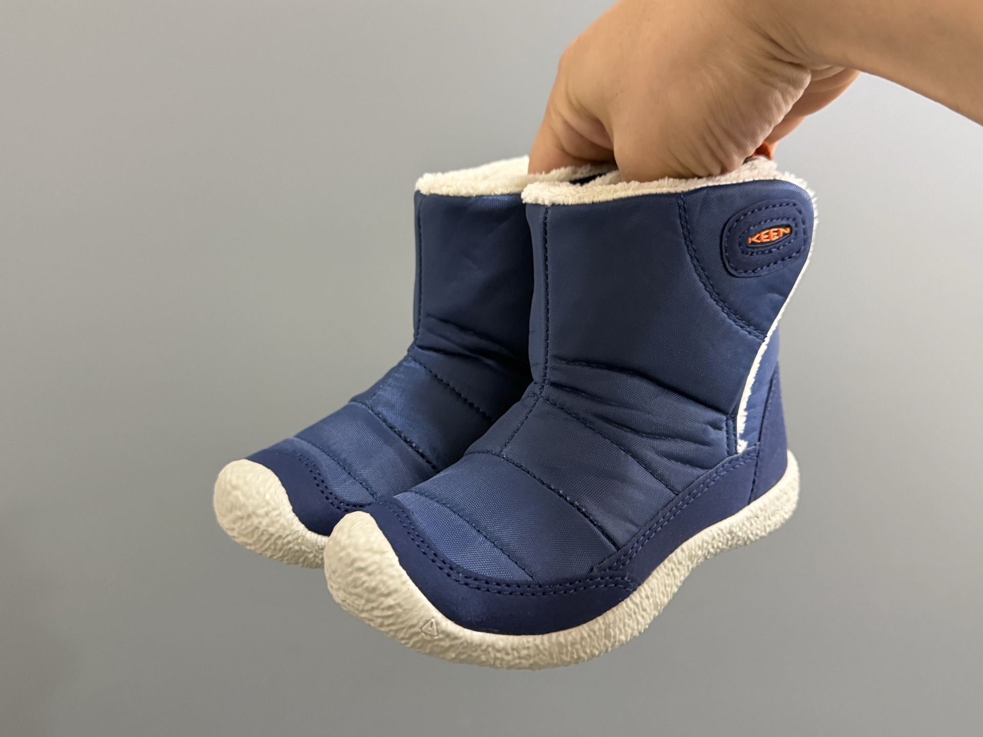 图片[2]-KEEN新款高帮飞翼魔术贴儿童棉鞋 尺码：24-37码 户外潮牌大佬—KEEN🔥 中帮款式设计，保暖又防风☁️ 内里加绒，保暖效果超赞👍🏻 橡胶耐磨防滑大底，脚感超赞✔️-选品中心