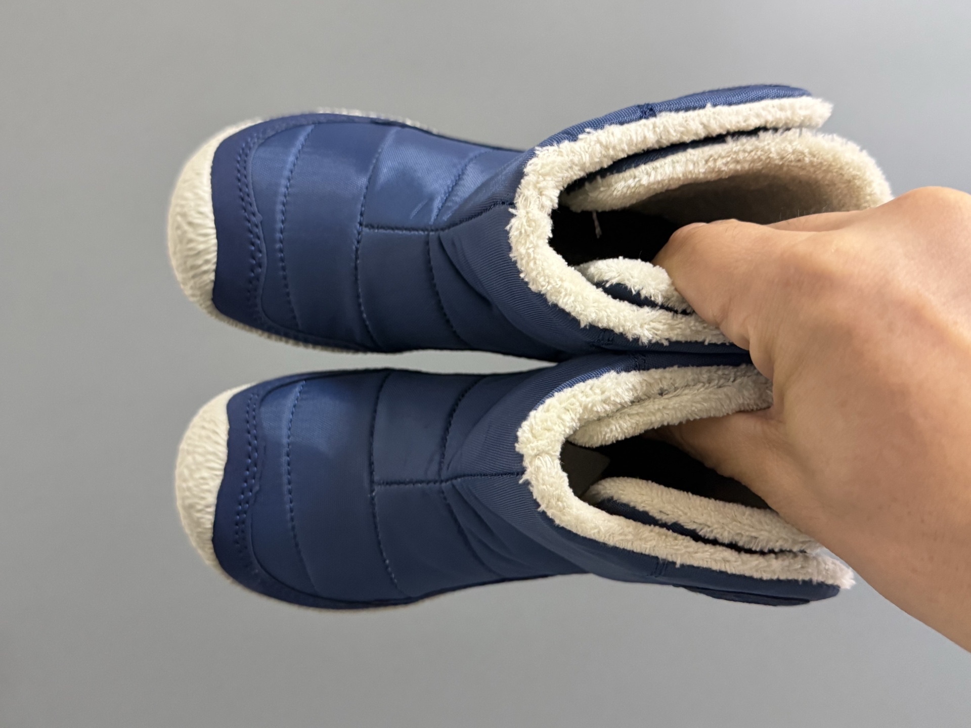 KEEN新款高帮飞翼魔术贴儿童棉鞋 尺码：24-37码 户外潮牌大佬—KEEN🔥 中帮款式设计，保暖又防风☁️ 内里加绒，保暖效果超赞👍🏻 橡胶耐磨防滑大底，脚感超赞✔️-选品中心