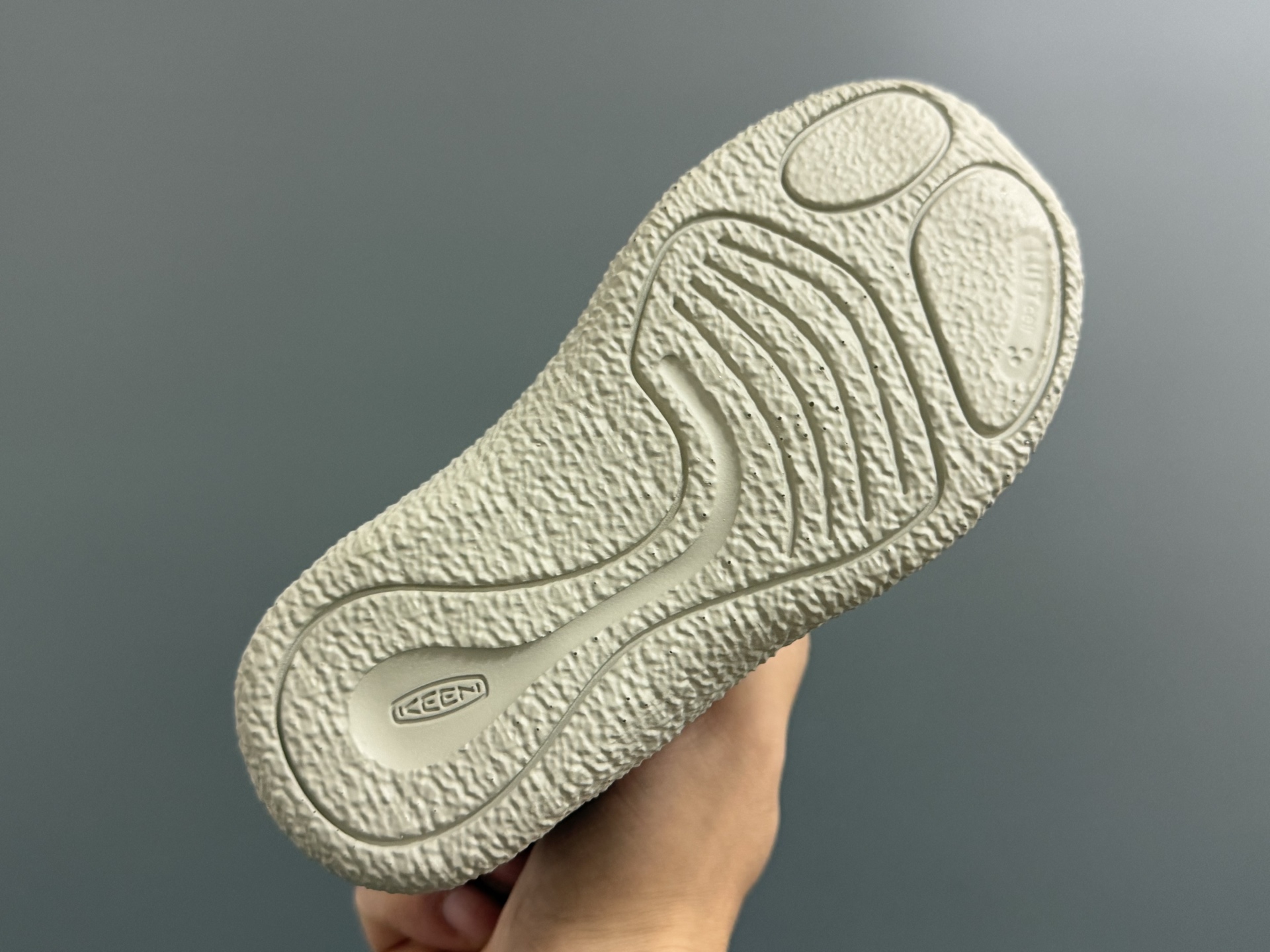 图片[5]-KEEN新款高帮飞翼魔术贴儿童棉鞋 尺码：24-37码 户外潮牌大佬—KEEN🔥 中帮款式设计，保暖又防风☁️ 内里加绒，保暖效果超赞👍🏻 橡胶耐磨防滑大底，脚感超赞✔️-选品中心