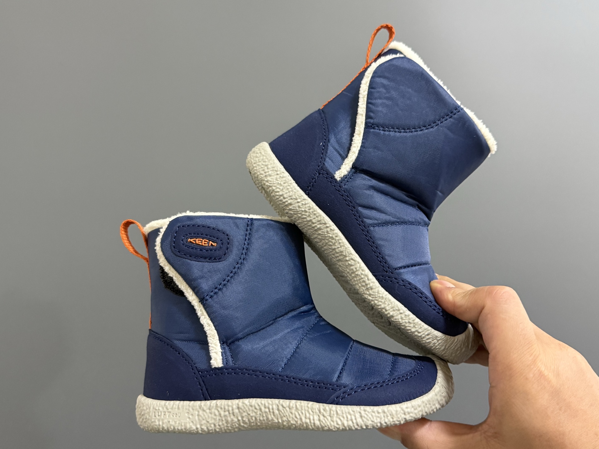 图片[9]-KEEN新款高帮飞翼魔术贴儿童棉鞋 尺码：24-37码 户外潮牌大佬—KEEN🔥 中帮款式设计，保暖又防风☁️ 内里加绒，保暖效果超赞👍🏻 橡胶耐磨防滑大底，脚感超赞✔️-选品中心