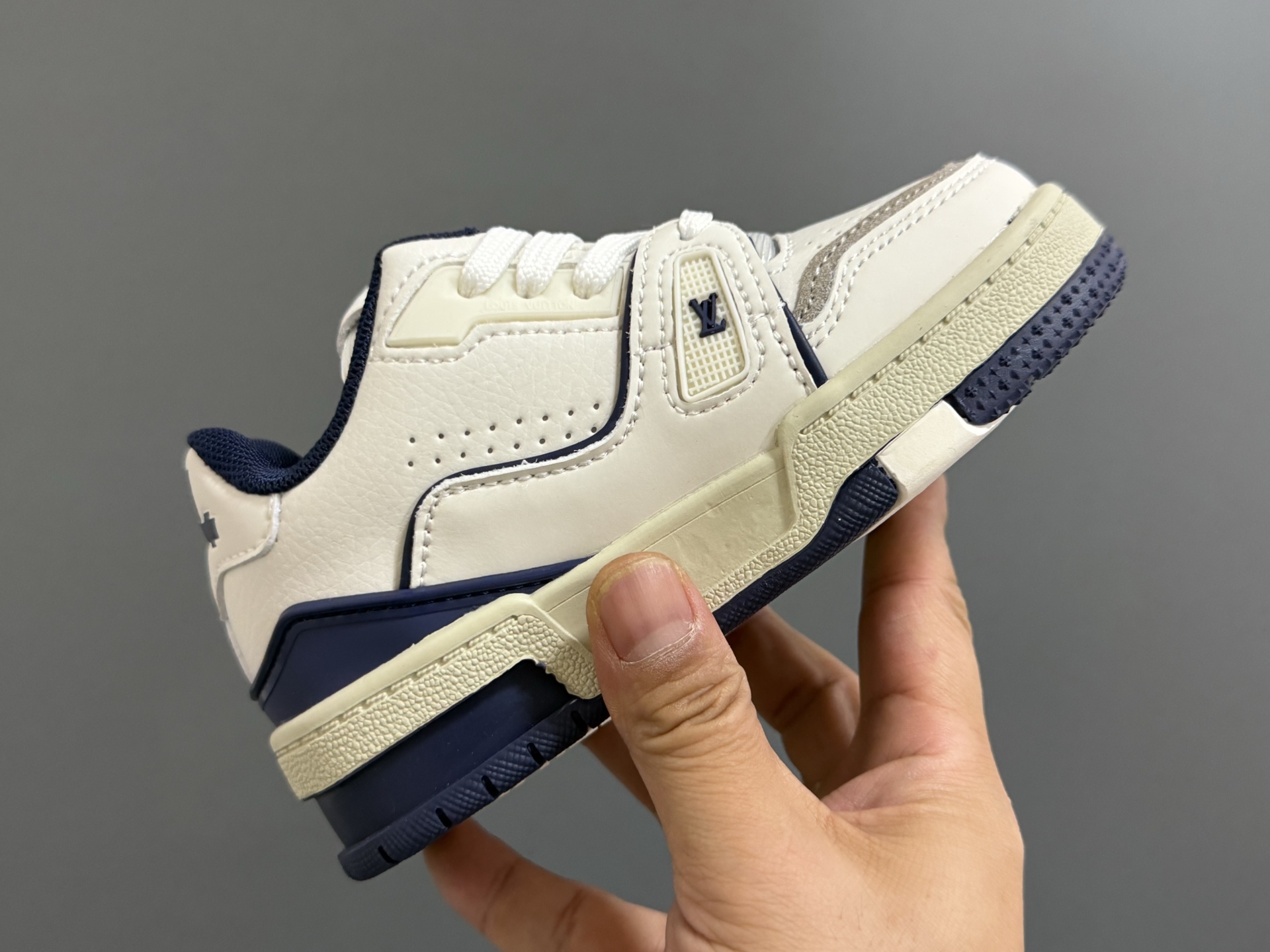 L家新款经典鞋带扣儿童休闲板鞋
SIZE：24-35码
经典LV款式🆕
优质皮料拼接，印花质感满满💯
附赠一对鞋带扣设计，穿脱超方便✌🏻
橡胶耐磨防滑大底，脚感不言而喻✔️