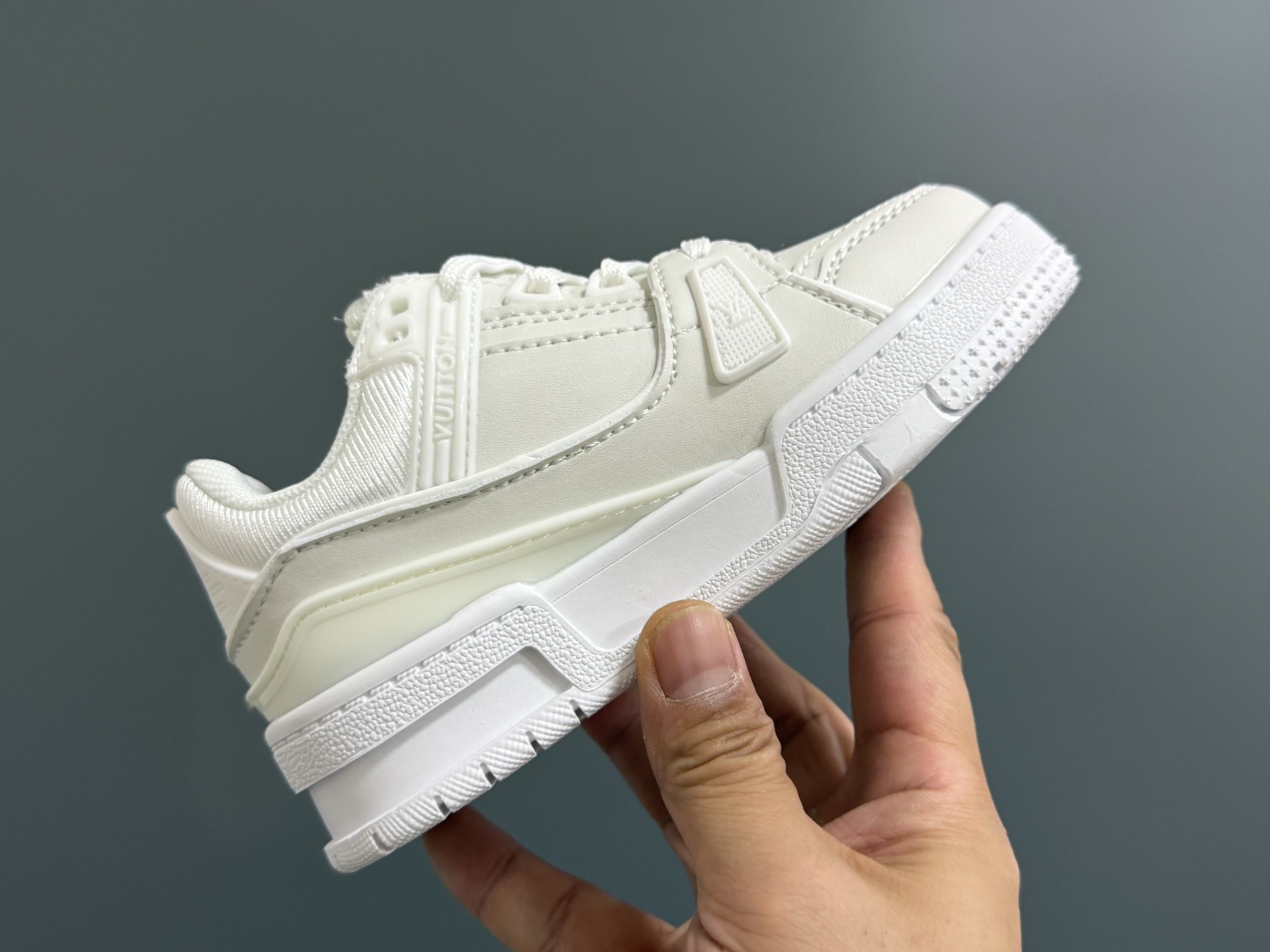 L家新款经典鞋带扣儿童休闲板鞋
SIZE：24-35码
经典LV款式🆕
优质皮料拼接，印花质感满满💯
附赠一对鞋带扣设计，穿脱超方便✌🏻
橡胶耐磨防滑大底，脚感不言而喻✔️