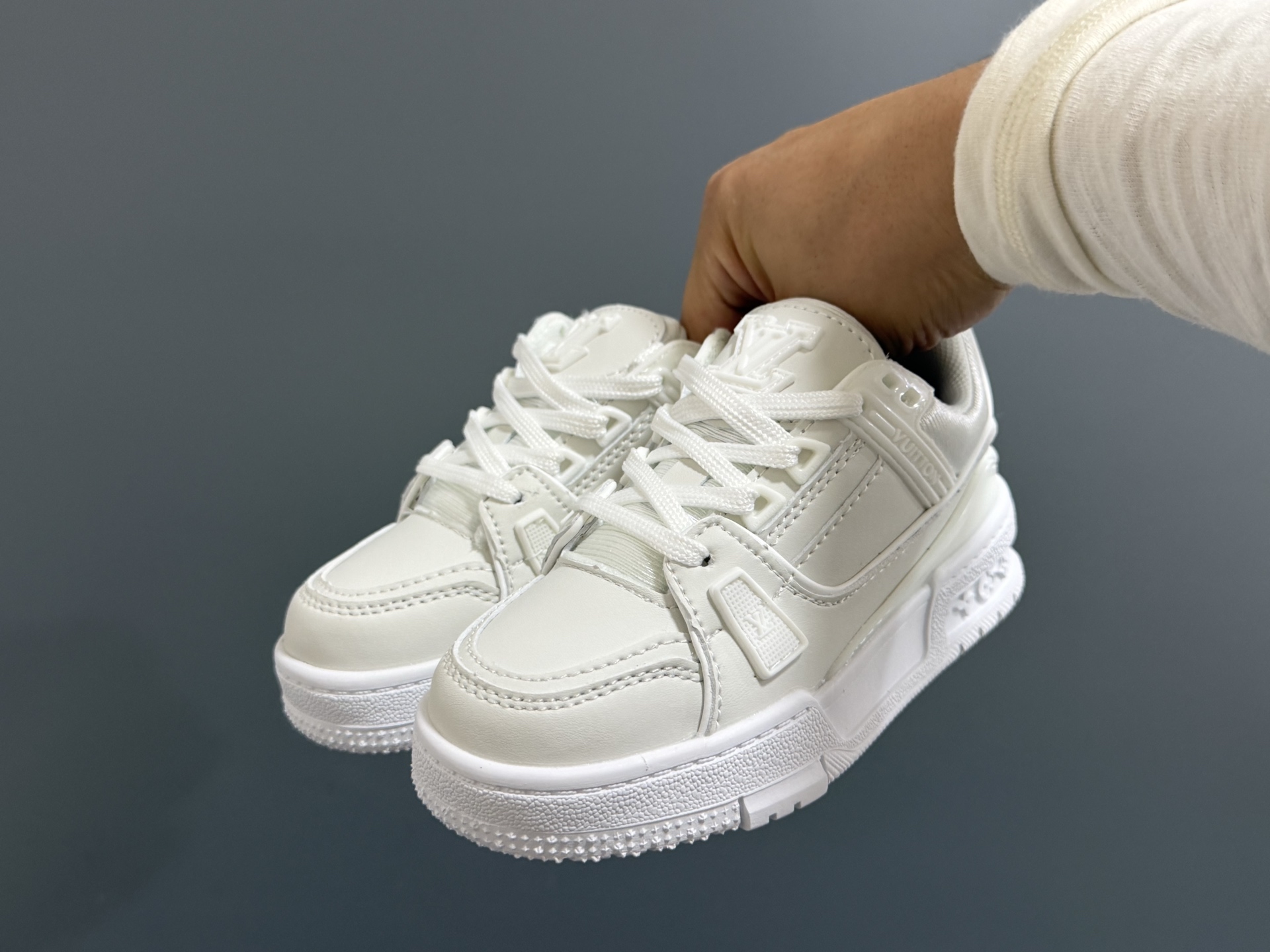 L家新款经典鞋带扣儿童休闲板鞋
SIZE：24-35码
经典LV款式🆕
优质皮料拼接，印花质感满满💯
附赠一对鞋带扣设计，穿脱超方便✌🏻
橡胶耐磨防滑大底，脚感不言而喻✔️