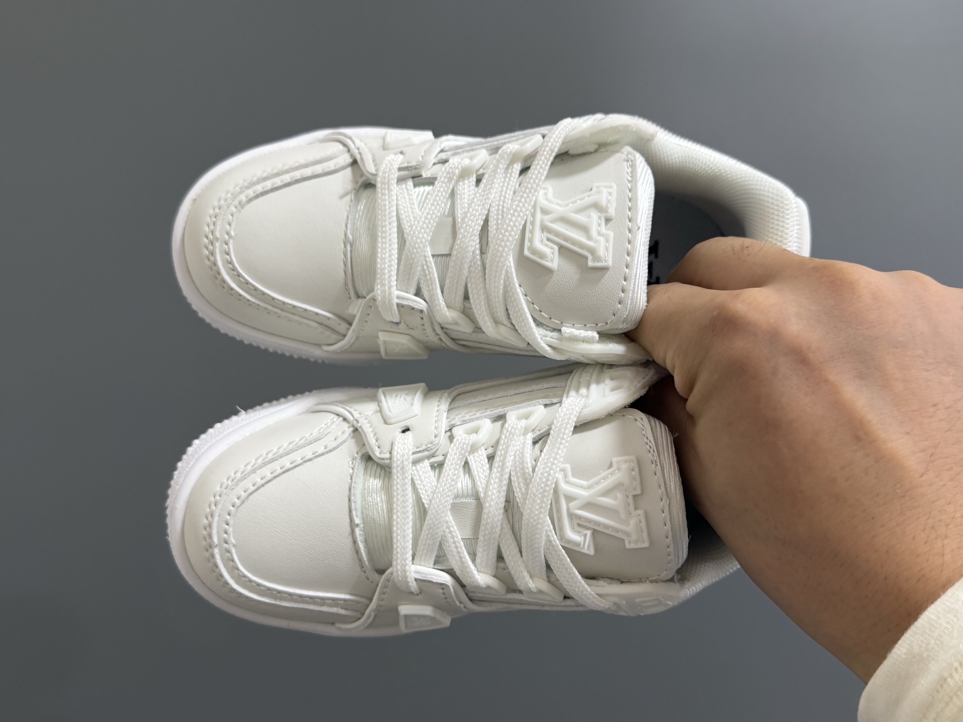 L家新款经典鞋带扣儿童休闲板鞋
SIZE：24-35码
经典LV款式🆕
优质皮料拼接，印花质感满满💯
附赠一对鞋带扣设计，穿脱超方便✌🏻
橡胶耐磨防滑大底，脚感不言而喻✔️