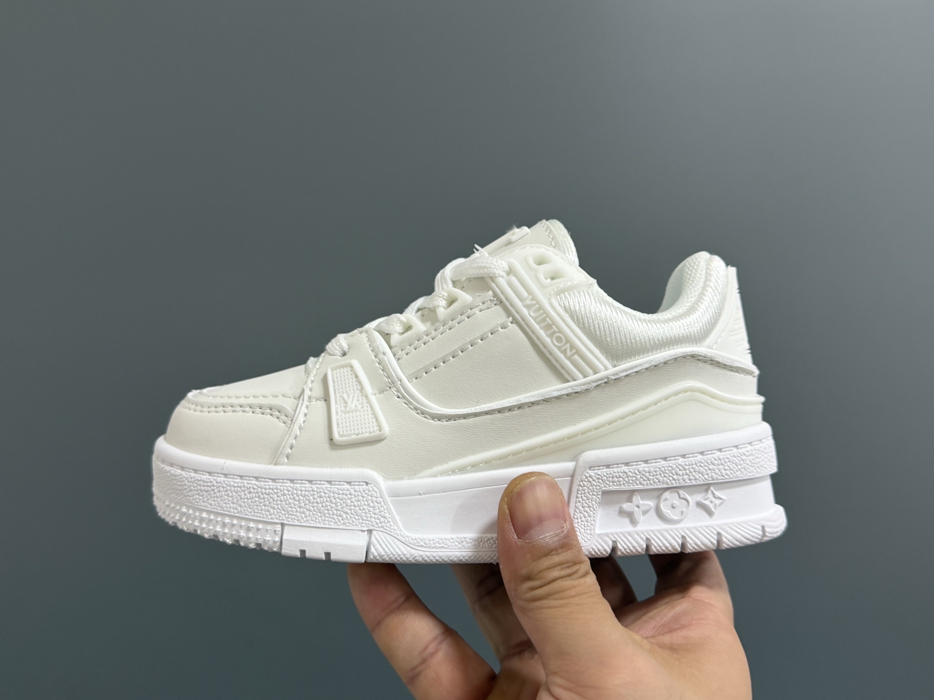 L家新款经典鞋带扣儿童休闲板鞋
SIZE：24-35码
经典LV款式🆕
优质皮料拼接，印花质感满满💯
附赠一对鞋带扣设计，穿脱超方便✌🏻
橡胶耐磨防滑大底，脚感不言而喻✔️