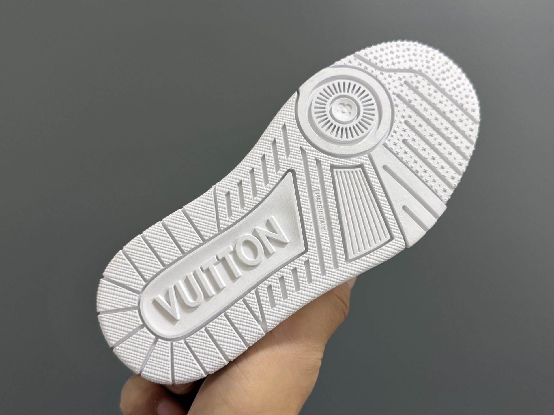 L家新款经典鞋带扣儿童休闲板鞋
SIZE：24-35码
经典LV款式🆕
优质皮料拼接，印花质感满满💯
附赠一对鞋带扣设计，穿脱超方便✌🏻
橡胶耐磨防滑大底，脚感不言而喻✔️