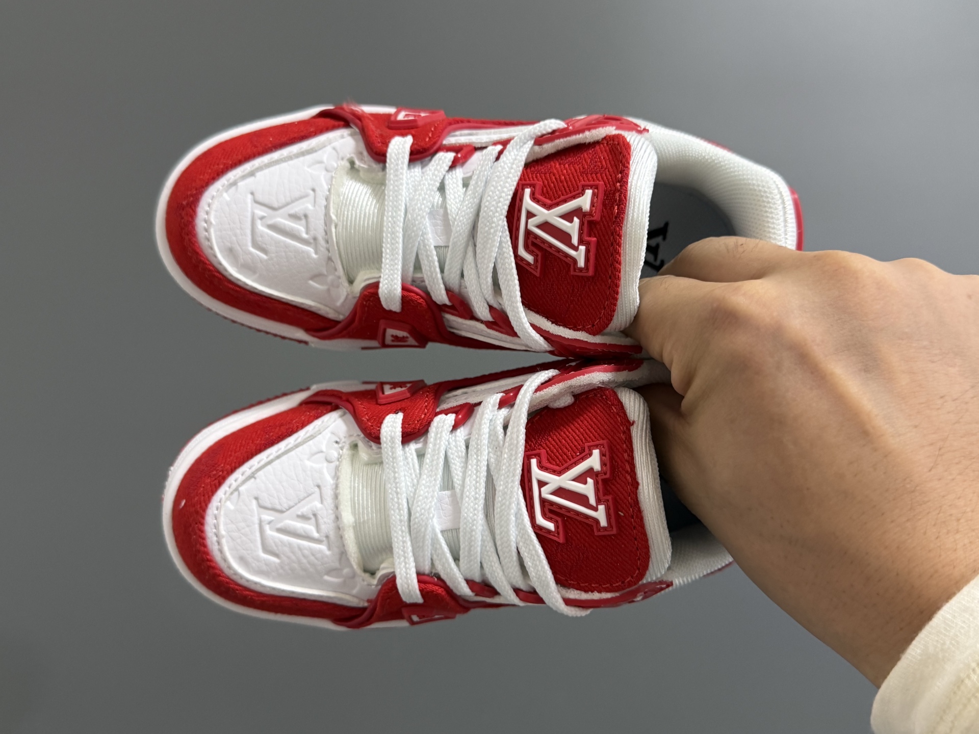 L家新款经典鞋带扣儿童休闲板鞋
SIZE：24-35码
经典LV款式🆕
优质皮料拼接，印花质感满满💯
附赠一对鞋带扣设计，穿脱超方便✌🏻
橡胶耐磨防滑大底，脚感不言而喻✔️