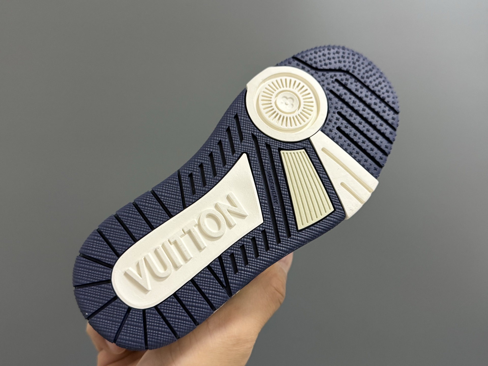 L家新款经典鞋带扣儿童休闲板鞋
SIZE：24-35码
经典LV款式🆕
优质皮料拼接，印花质感满满💯
附赠一对鞋带扣设计，穿脱超方便✌🏻
橡胶耐磨防滑大底，脚感不言而喻✔️