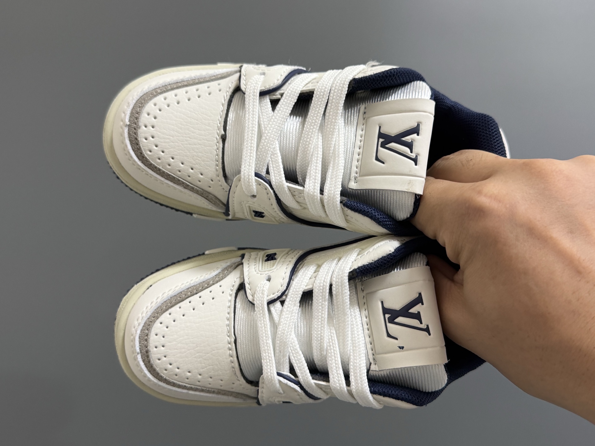 L家新款经典鞋带扣儿童休闲板鞋
SIZE：24-35码
经典LV款式🆕
优质皮料拼接，印花质感满满💯
附赠一对鞋带扣设计，穿脱超方便✌🏻
橡胶耐磨防滑大底，脚感不言而喻✔️