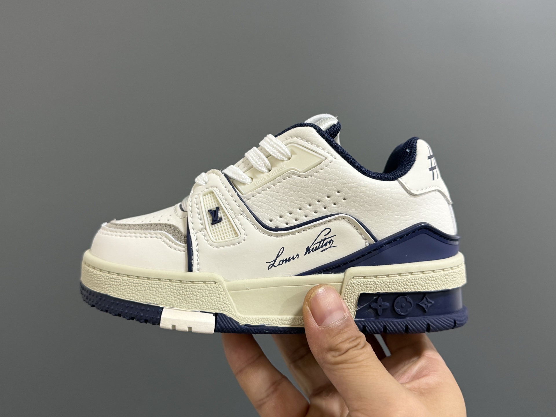 L家新款经典鞋带扣儿童休闲板鞋
SIZE：24-35码
经典LV款式🆕
优质皮料拼接，印花质感满满💯
附赠一对鞋带扣设计，穿脱超方便✌🏻
橡胶耐磨防滑大底，脚感不言而喻✔️