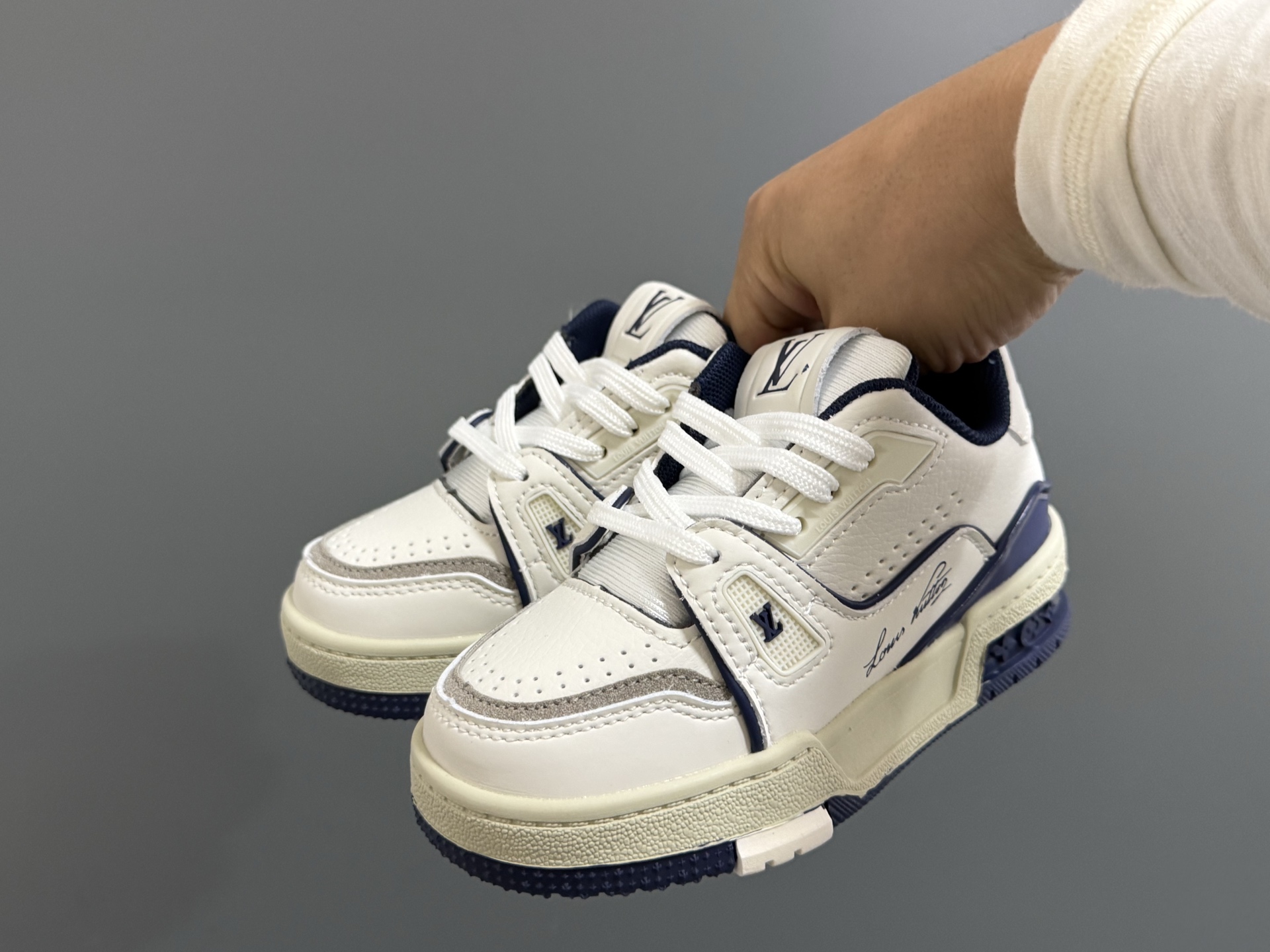 L家新款经典鞋带扣儿童休闲板鞋
SIZE：24-35码
经典LV款式🆕
优质皮料拼接，印花质感满满💯
附赠一对鞋带扣设计，穿脱超方便✌🏻
橡胶耐磨防滑大底，脚感不言而喻✔️