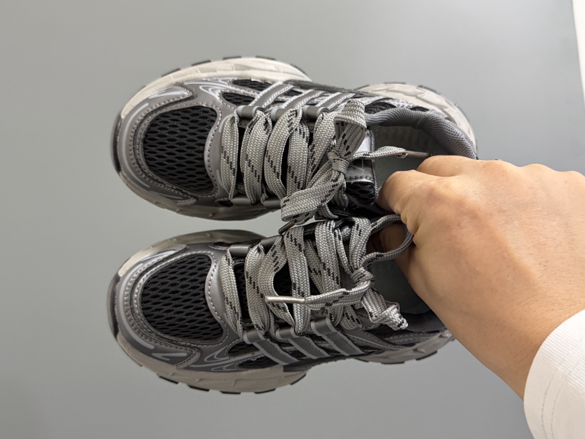 @170 Nuevos zapatos deportivos de suela gruesa para niños con cierre de velcro de la marca A. TALLAS: 26-37. Modelo clá…