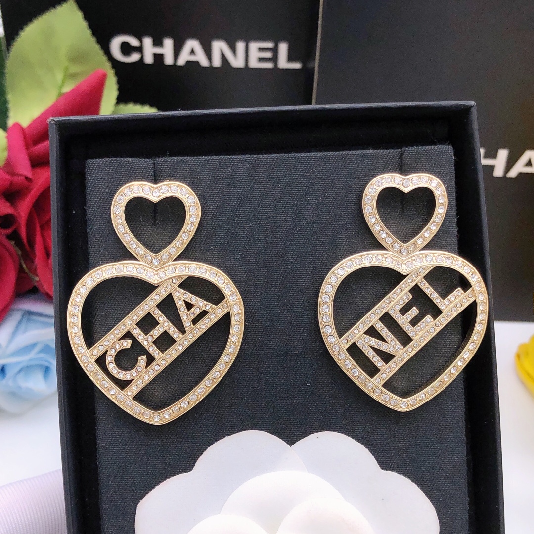 NO:105338,Number XED0898 [ch*nel latest hollow love earrings] consistent ZP brass material, jewelry quality19860909编号XED0898【ch*nel最新款镂空爱心耳钉】一致ZP黄铜材质,饰品精品,Jewelry