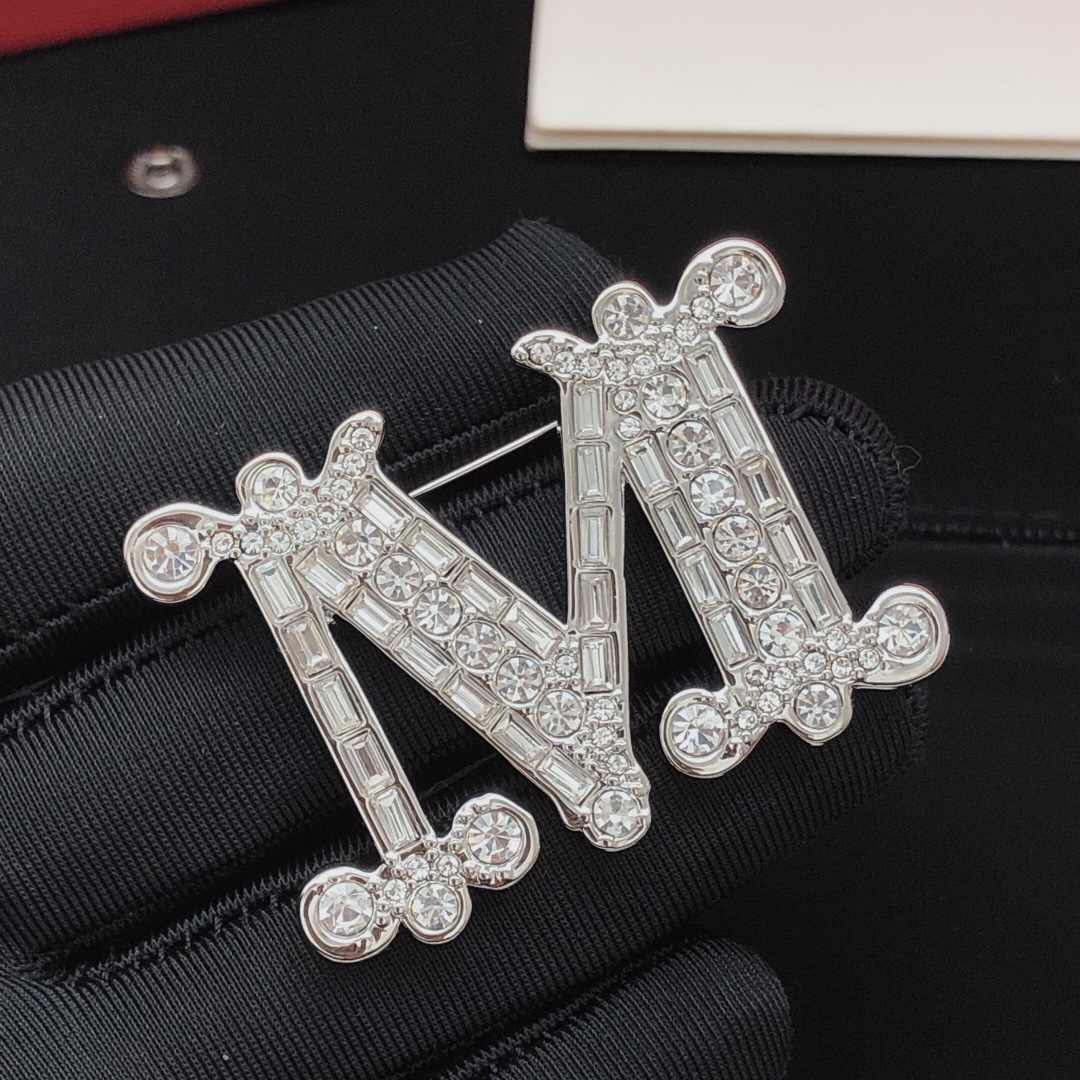 ￼ 编号MXZ0001小众Maxmara胸针 标志性的 Monogram 胸针，金属覆盖微水晶制成，具有