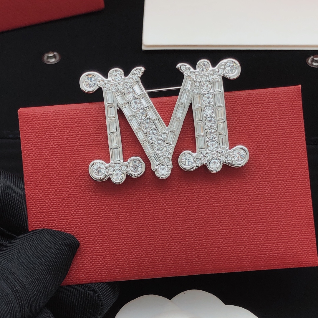 ￼ 编号MXZ0001小众Maxmara胸针 标志性的 Monogram 胸针，金属覆盖微水晶制成，具有