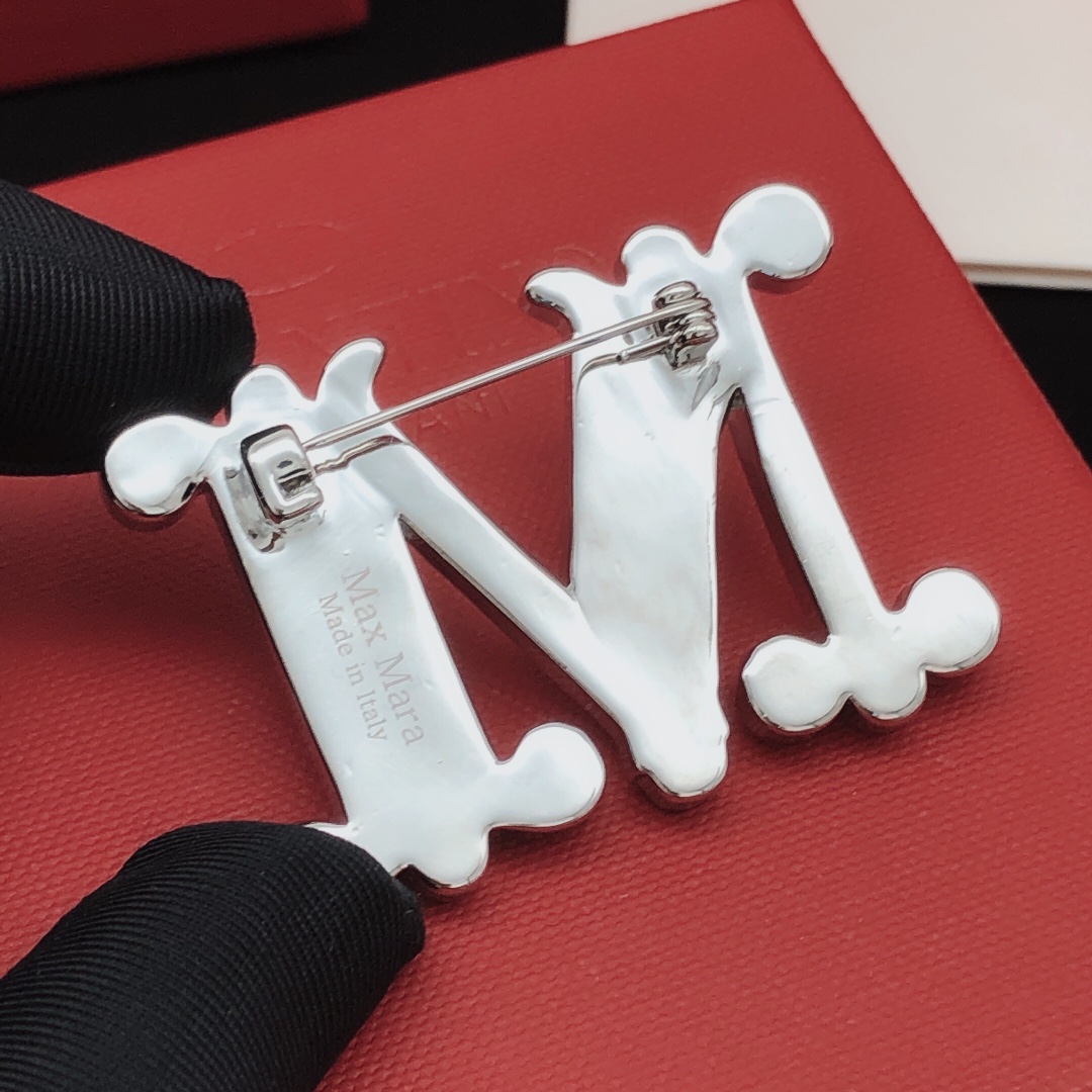 ￼ 编号MXZ0001小众Maxmara胸针 标志性的 Monogram 胸针，金属覆盖微水晶制成，具有