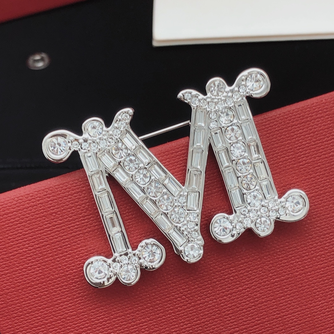￼ 编号MXZ0001小众Maxmara胸针 标志性的 Monogram 胸针，金属覆盖微水晶制成，具有