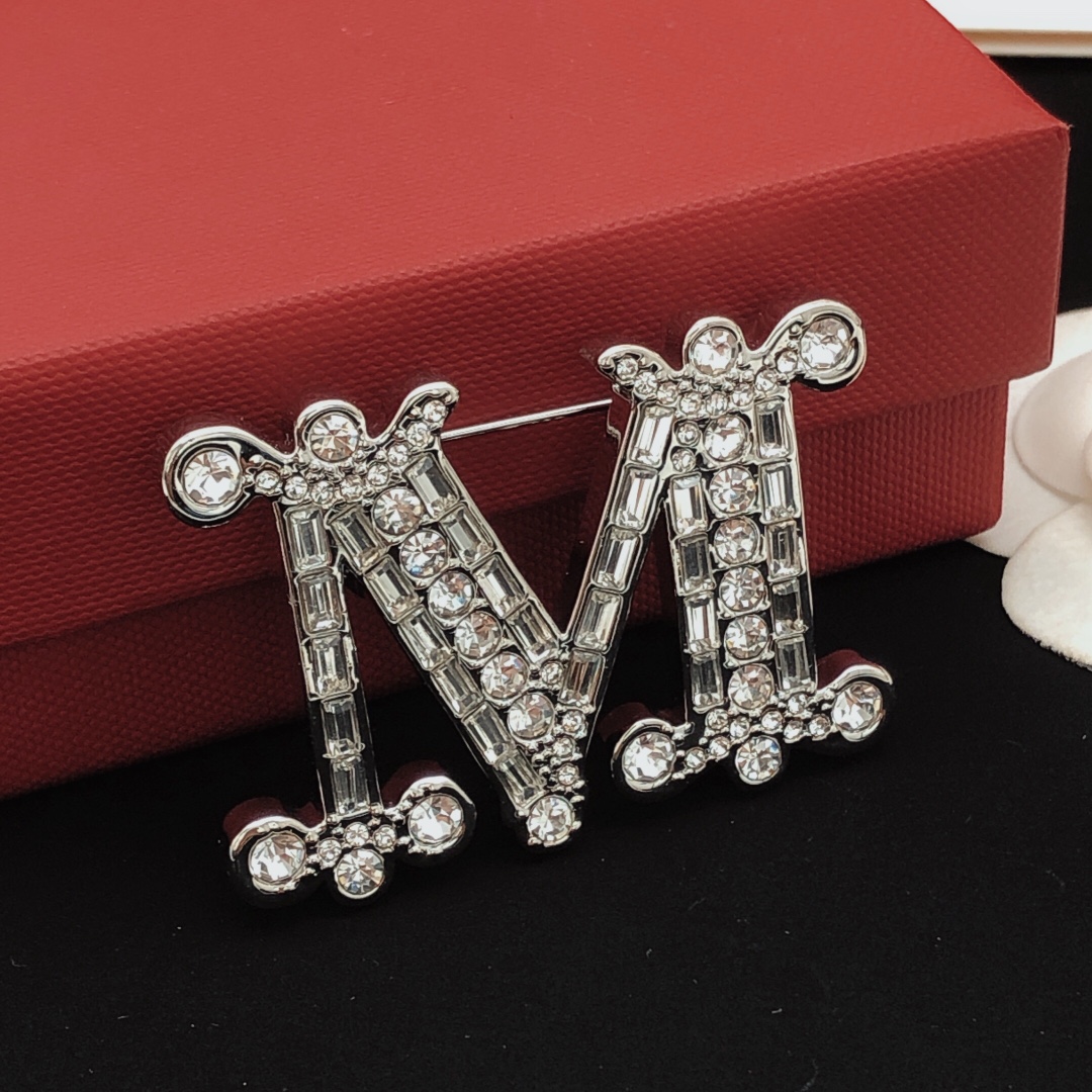 ￼ 编号MXZ0001小众Maxmara胸针 标志性的 Monogram 胸针，金属覆盖微水晶制成，具有