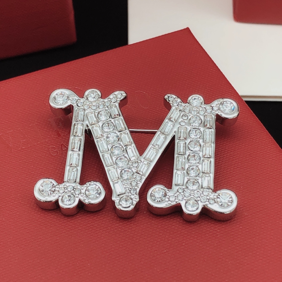 ￼ 编号MXZ0001小众Maxmara胸针 标志性的 Monogram 胸针，金属覆盖微水晶制成，具有