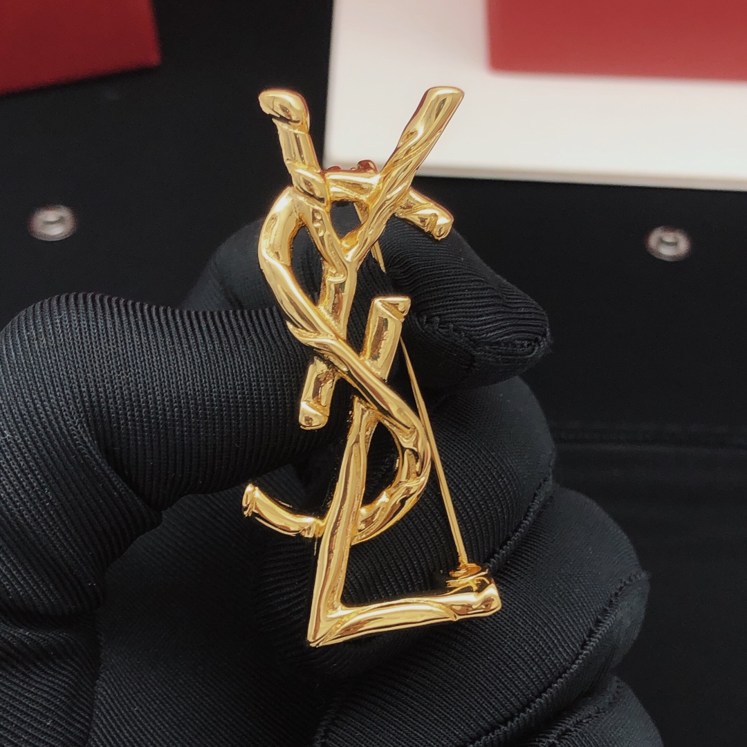 NO:104899,Number YXZ0041 [YvesSaintLauren* Latest Gold Brooch] Consistent ZP brass material, jewelry quality, saint laurent, brooch, breastpin19860909编号YXZ0041【YvesSaintLauren*最新款金色胸针】一致ZP黄铜材质,饰品精品,saint laurent,brooch，breastpin,Jewelry