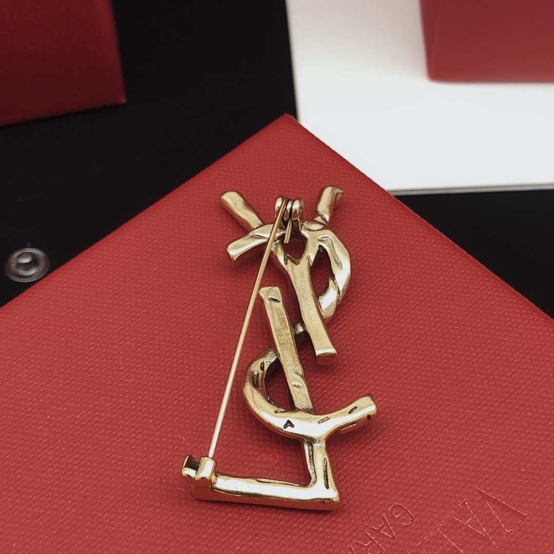 编号YXZ0004ysl 巨热卖热门单品 ysl 字母做旧复古欧美风 胸针 ！
