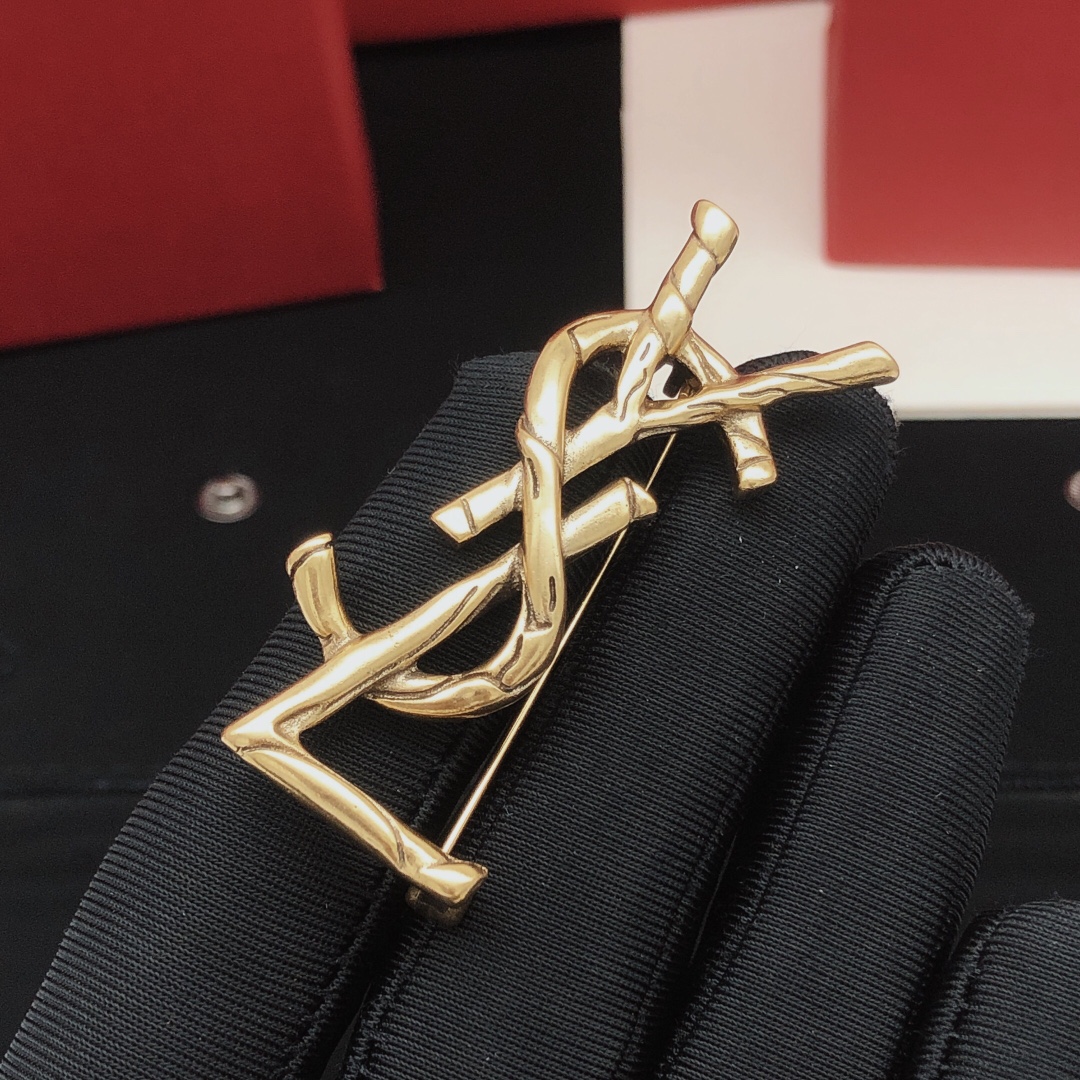 编号YXZ0004ysl 巨热卖热门单品 ysl 字母做旧复古欧美风 胸针 ！